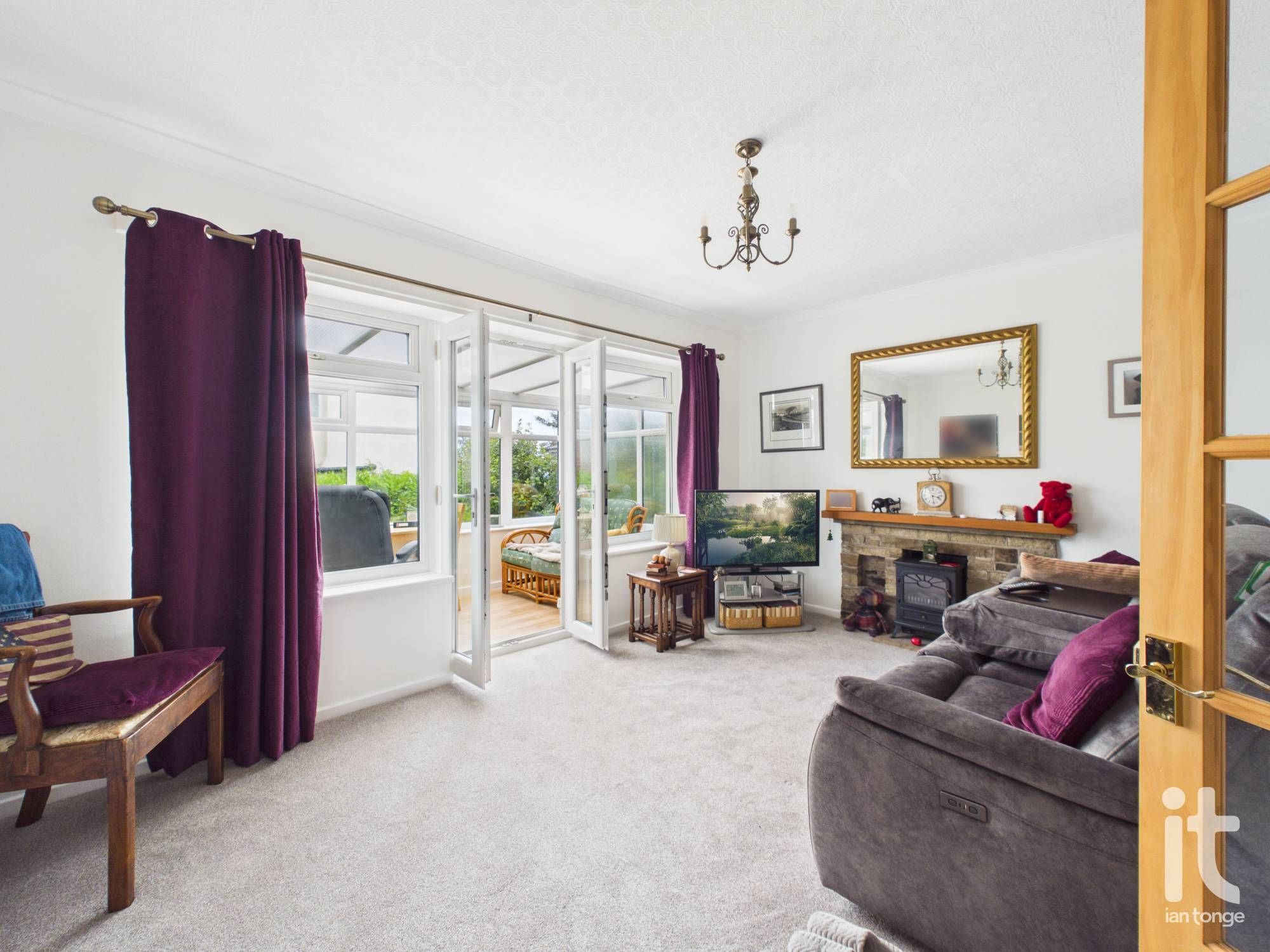 2 bedroom detached bungalow For Sale in Stockport - Photograph 5.