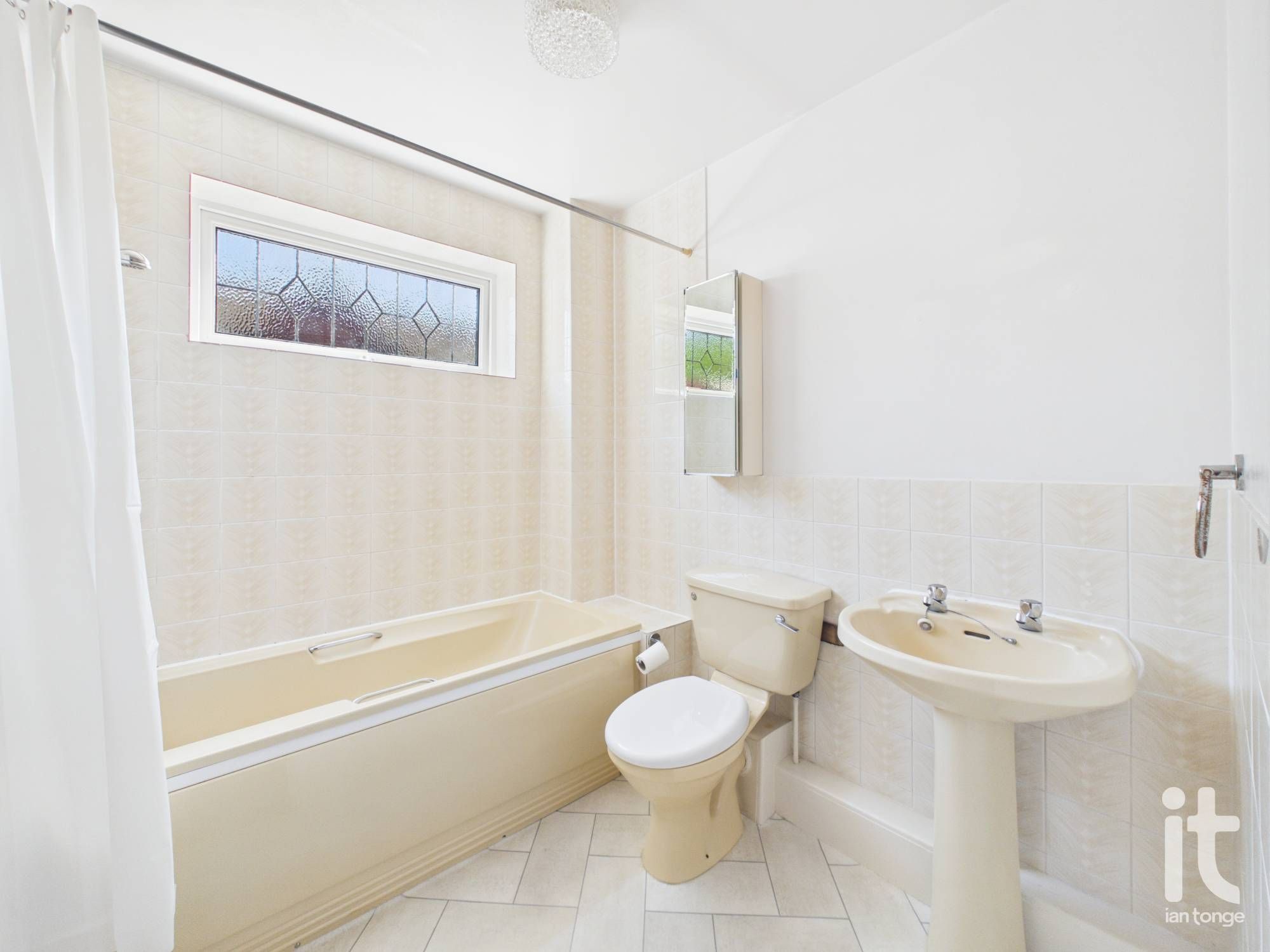 2 bedroom semi-detached bungalow For Sale in Stockport - Photograph 9.