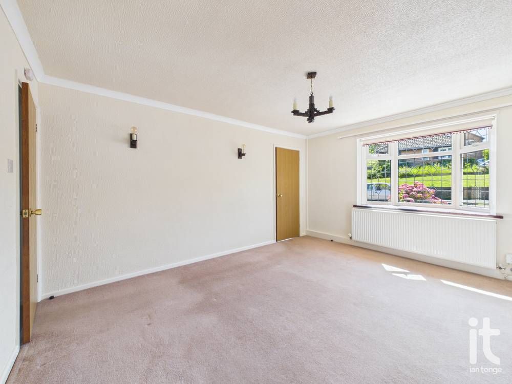 2 bedroom semi-detached bungalow For Sale in Stockport - Photograph 6.