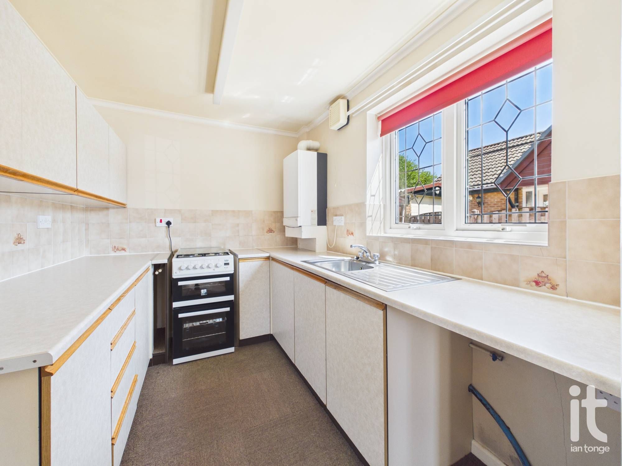 2 bedroom semi-detached bungalow For Sale in Stockport - Photograph 6.