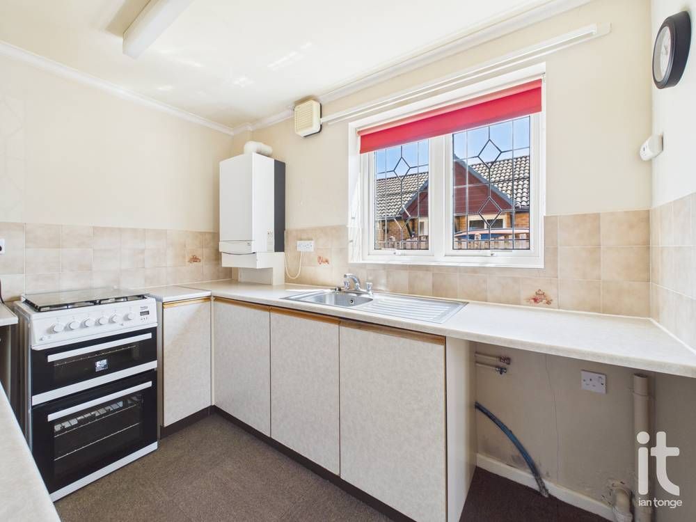 2 bedroom semi-detached bungalow For Sale in Stockport - Photograph 7.