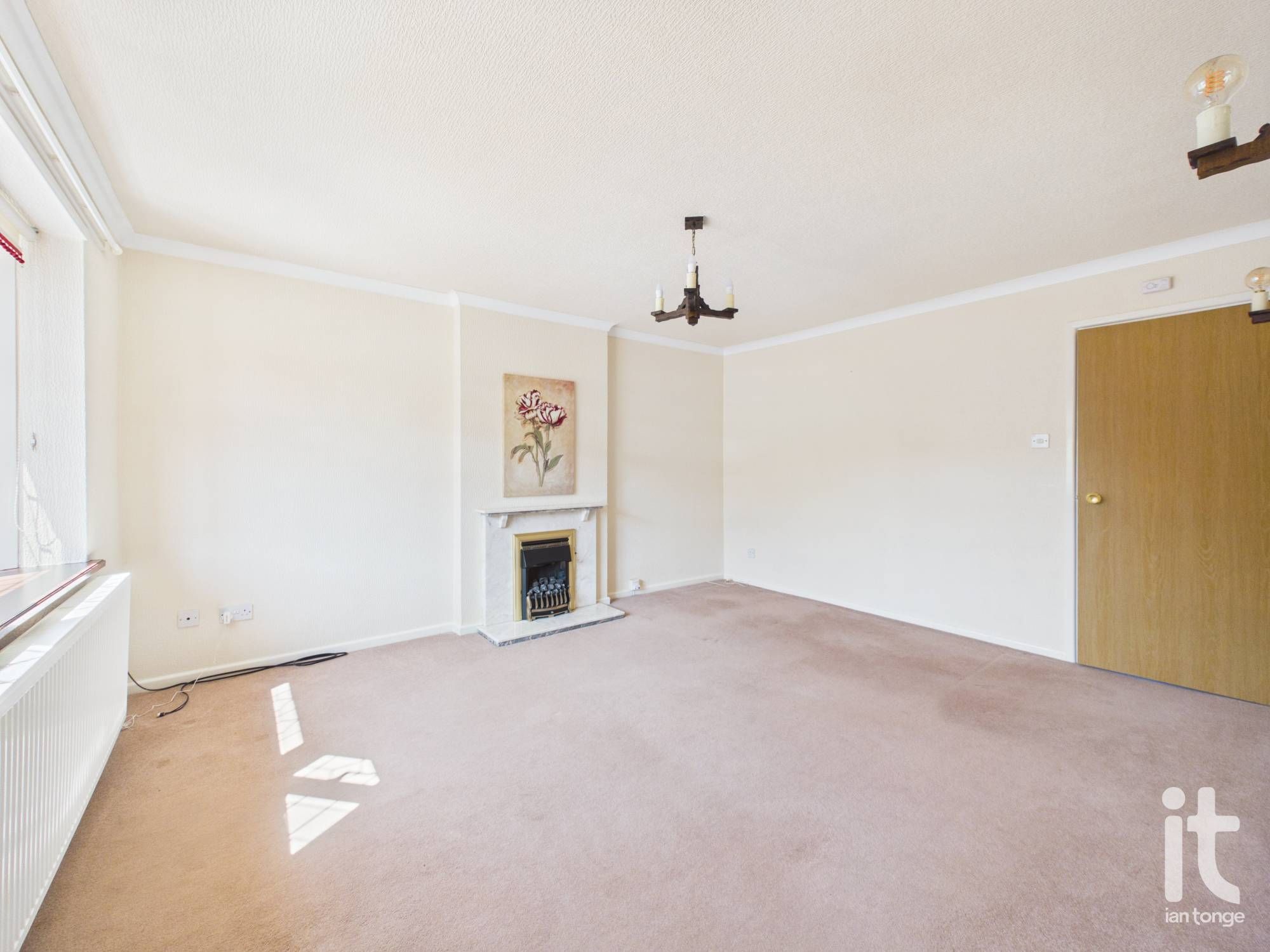 2 bedroom semi-detached bungalow For Sale in Stockport - Photograph 5.