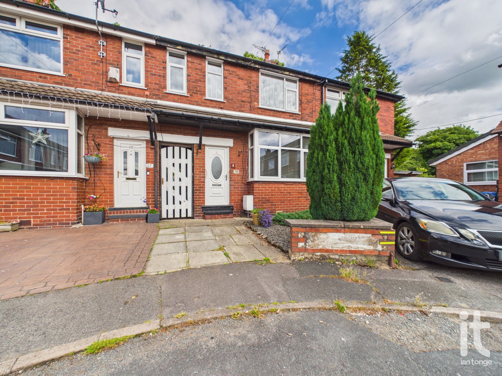 3 bedroom mews house For Sale in Stockport - Property photograph.