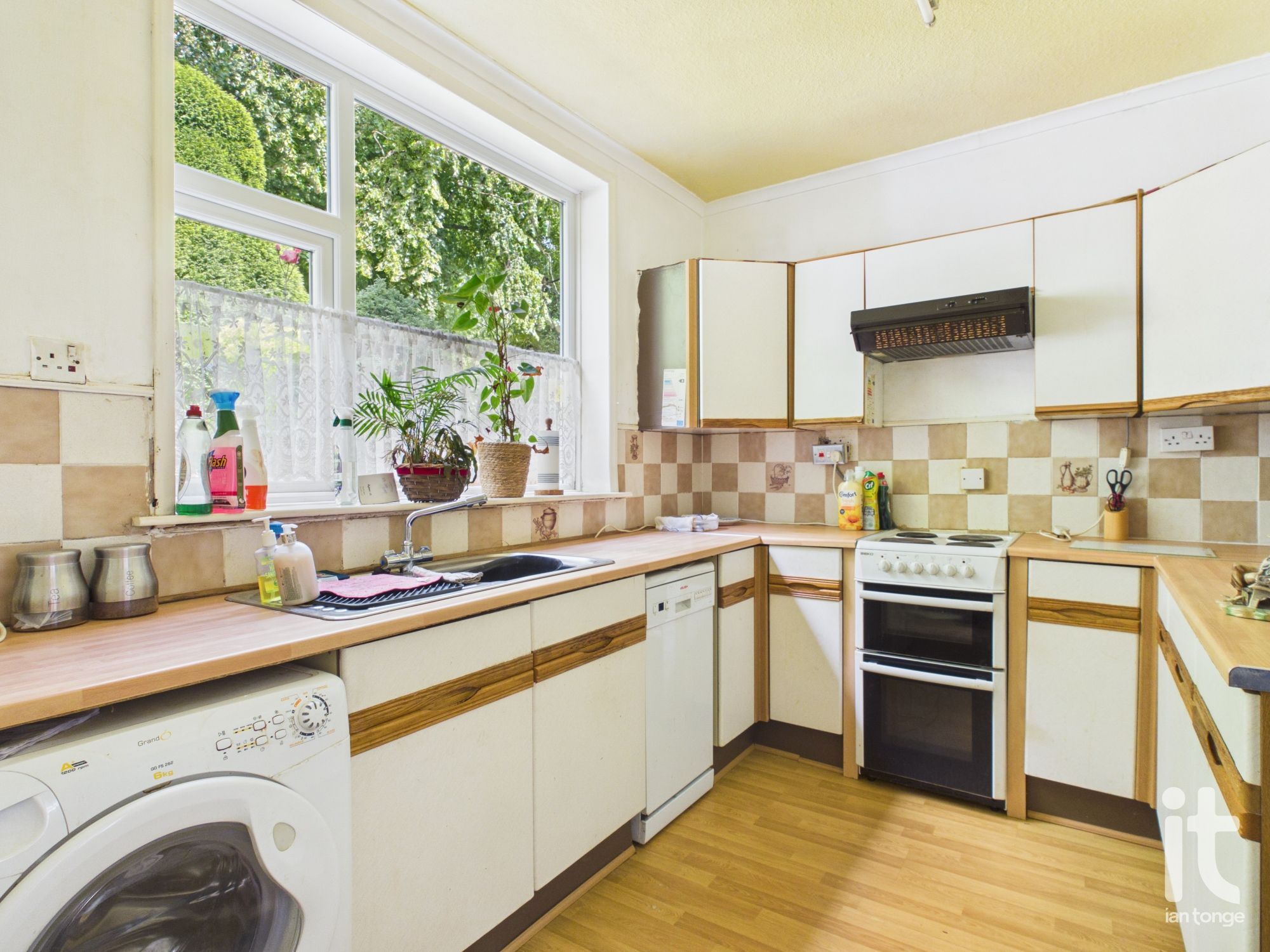 3 bedroom mews house For Sale in Stockport - Photograph 4.