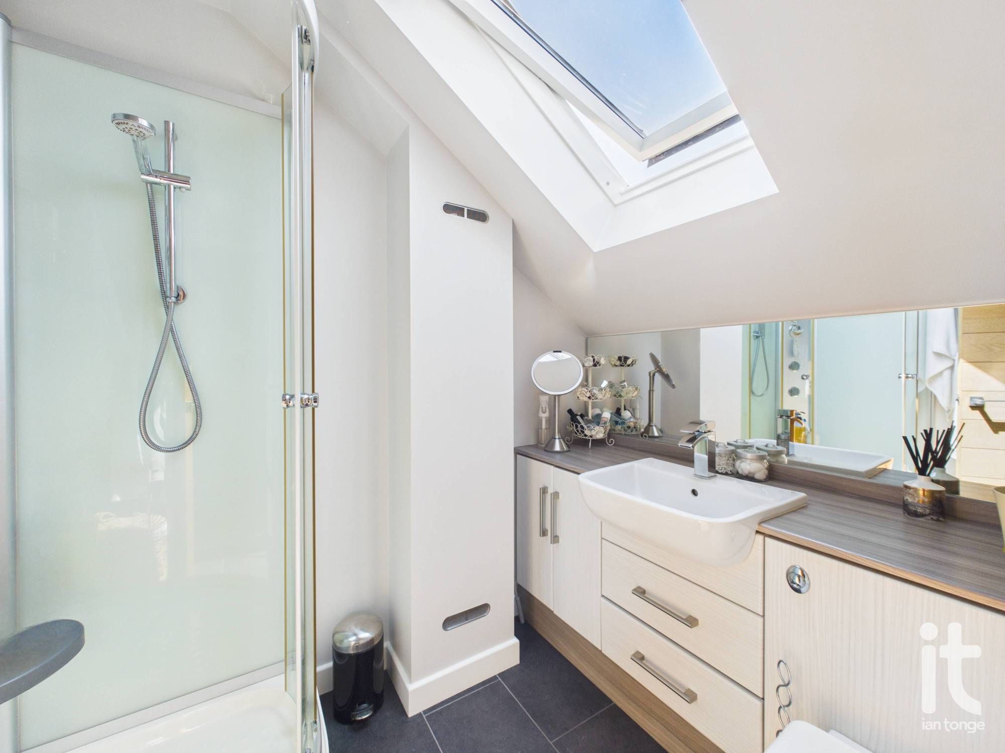 6 bedroom detached house For Sale in Stockport - Photograph 30.