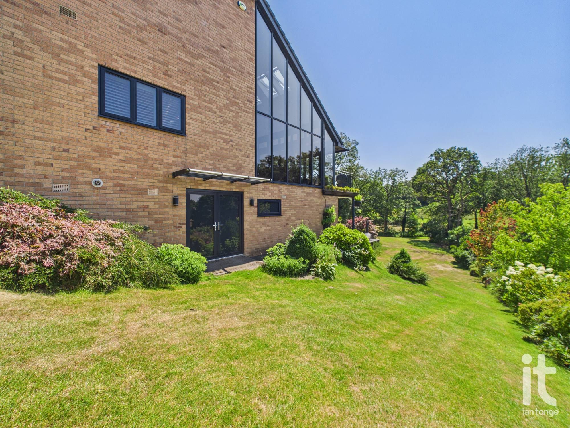 6 bedroom detached house For Sale in Stockport - Property photograph.