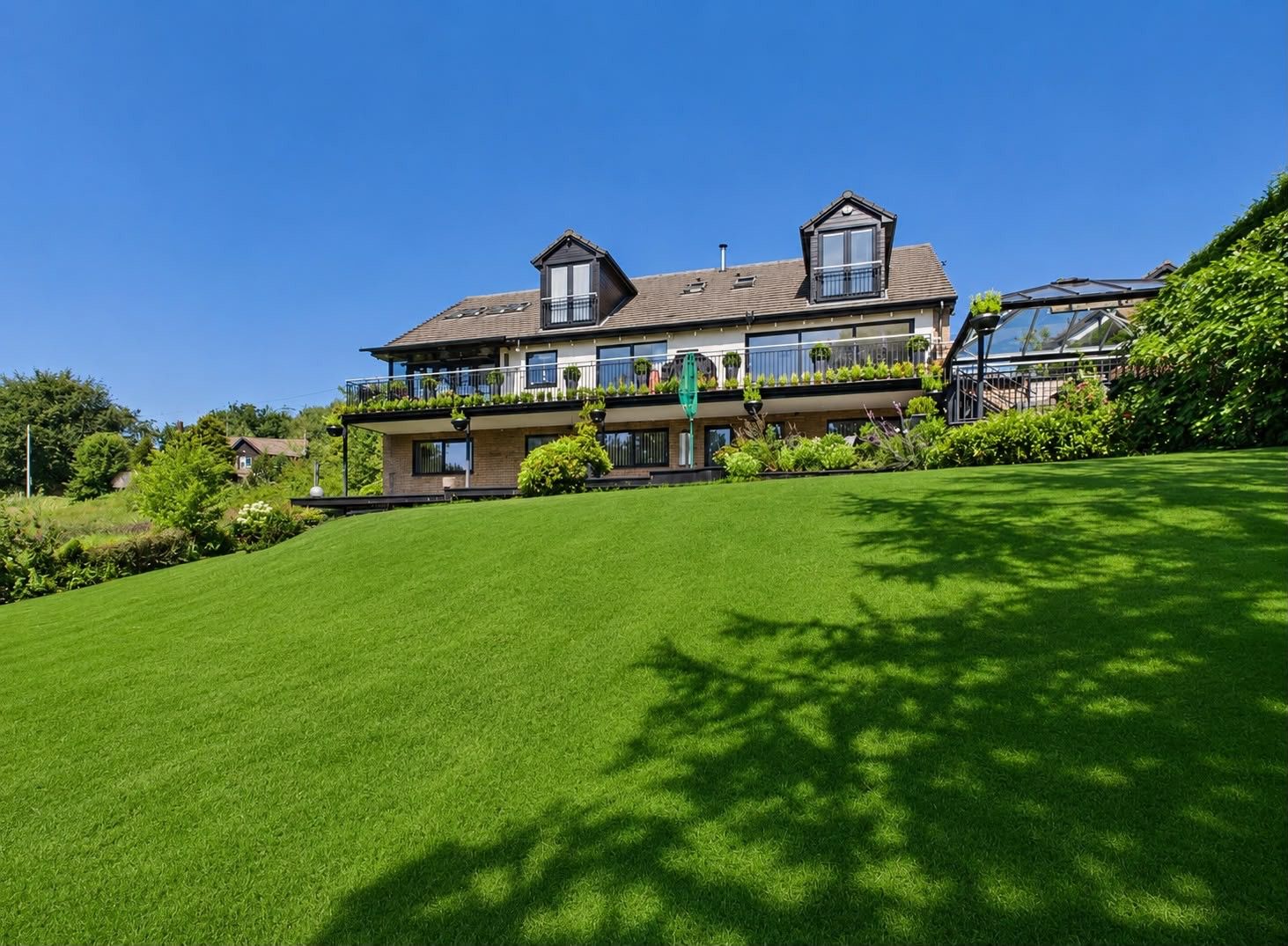 6 bedroom detached house For Sale in Stockport - Property photograph.