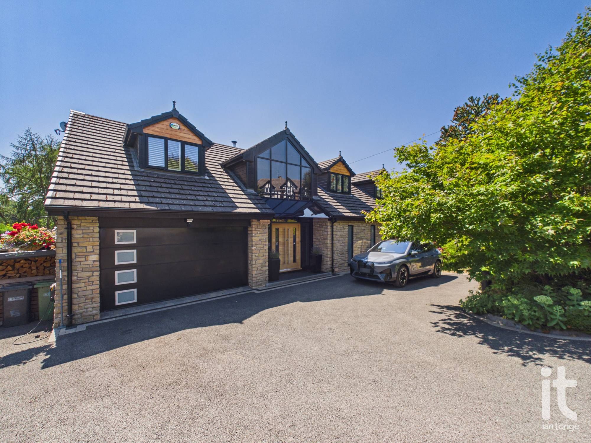 6 bedroom detached house For Sale in Stockport - Property photograph.