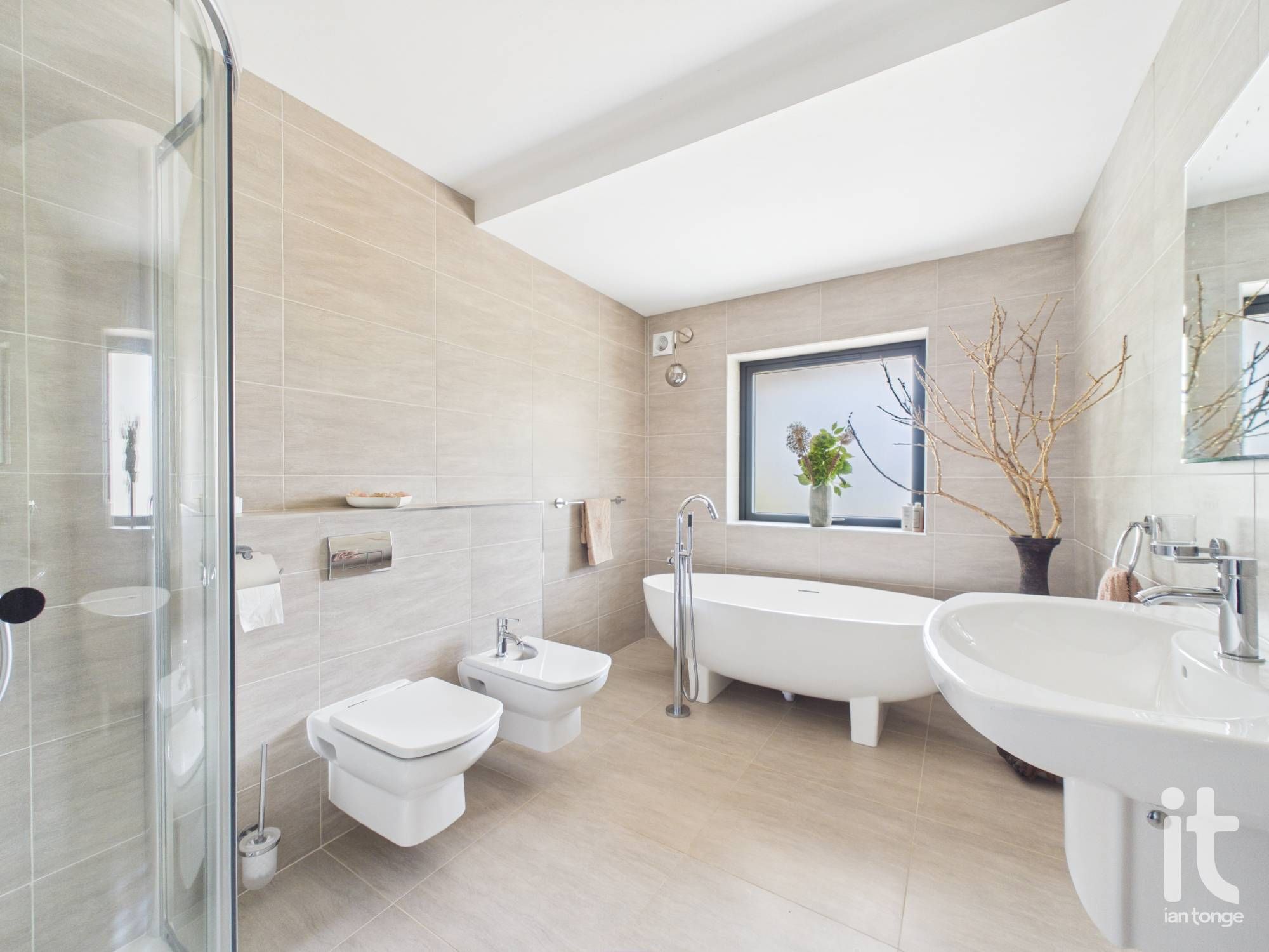 6 bedroom detached house For Sale in Stockport - Photograph 18.