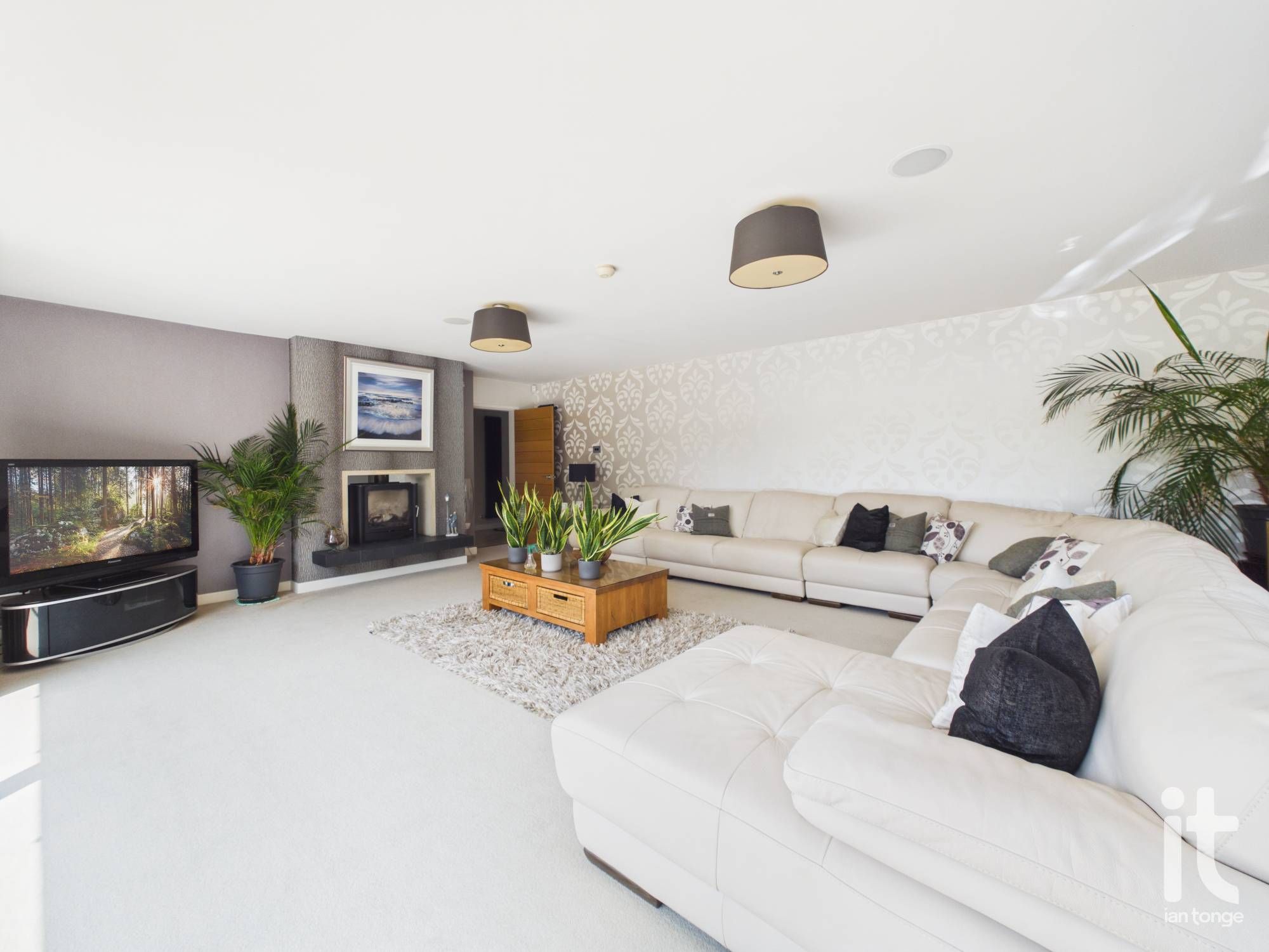 6 bedroom detached house For Sale in Stockport - Photograph 15.