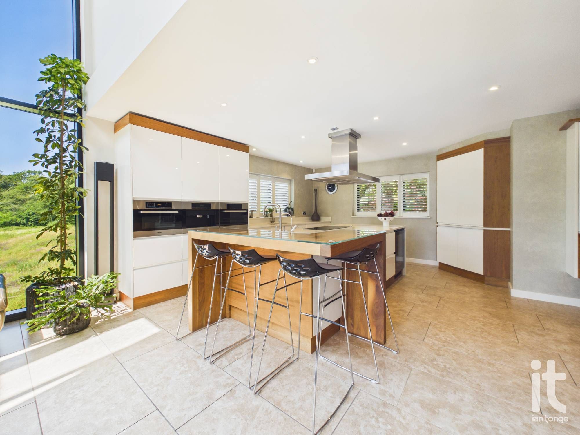 6 bedroom detached house For Sale in Stockport - Photograph 9.