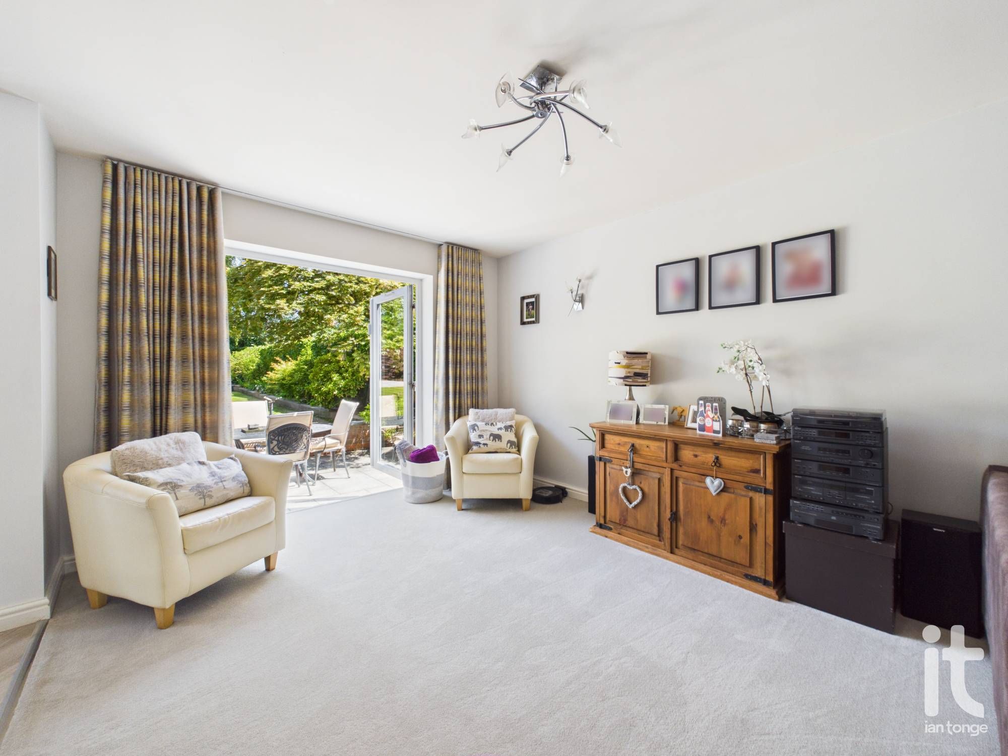 5 bedroom detached house For Sale in Stockport - Photograph 5.