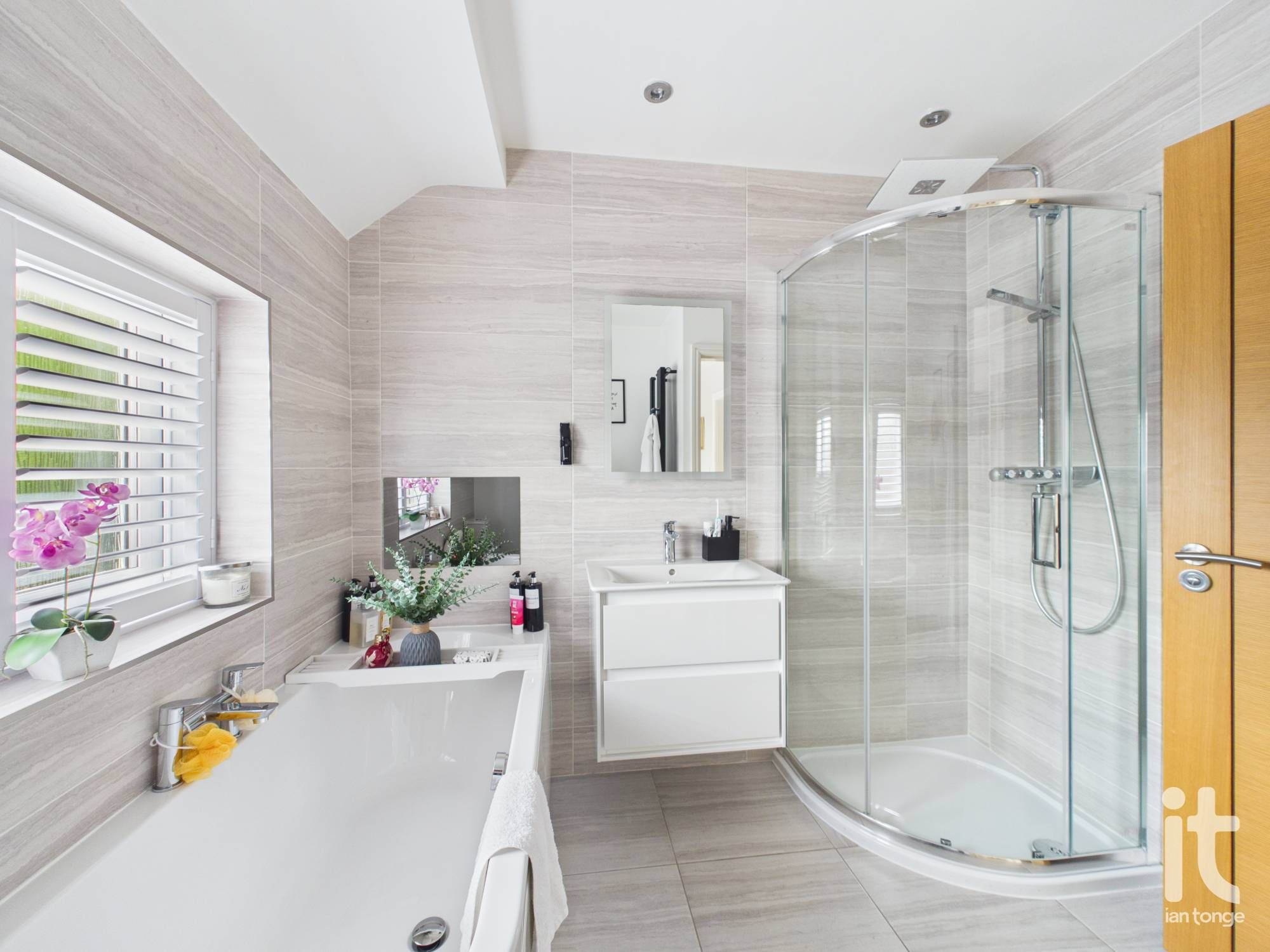 5 bedroom detached house For Sale in Stockport - Photograph 27.