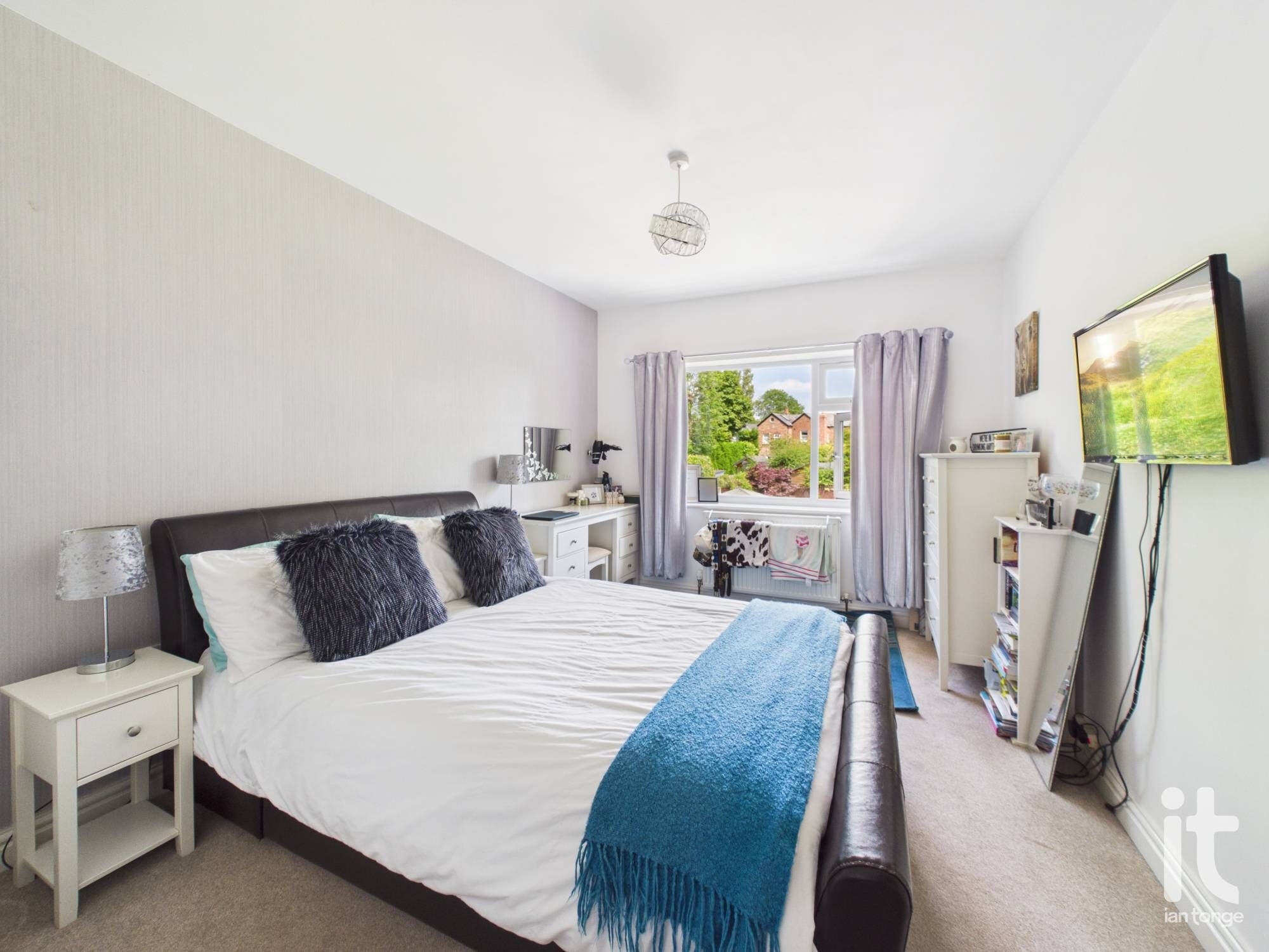 5 bedroom detached house For Sale in Stockport - Photograph 28.