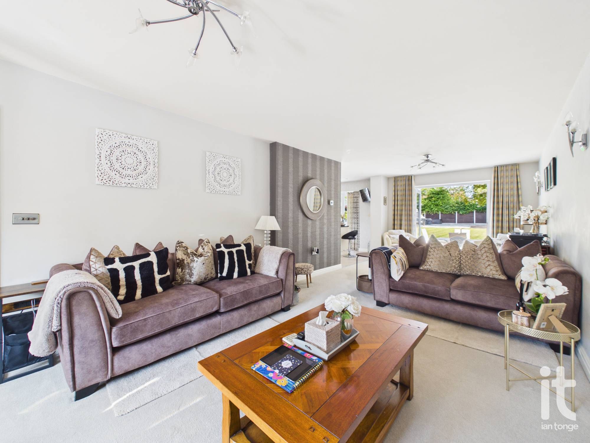5 bedroom detached house For Sale in Stockport - Property photograph.