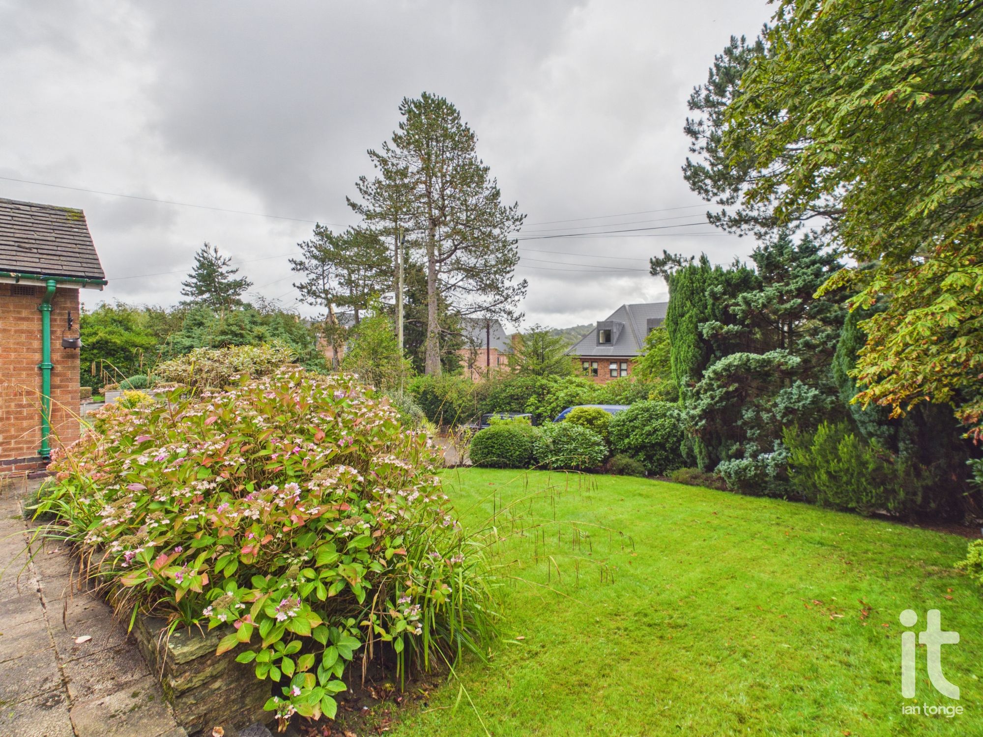3 bedroom detached bungalow For Sale in Stockport - Photograph 9.