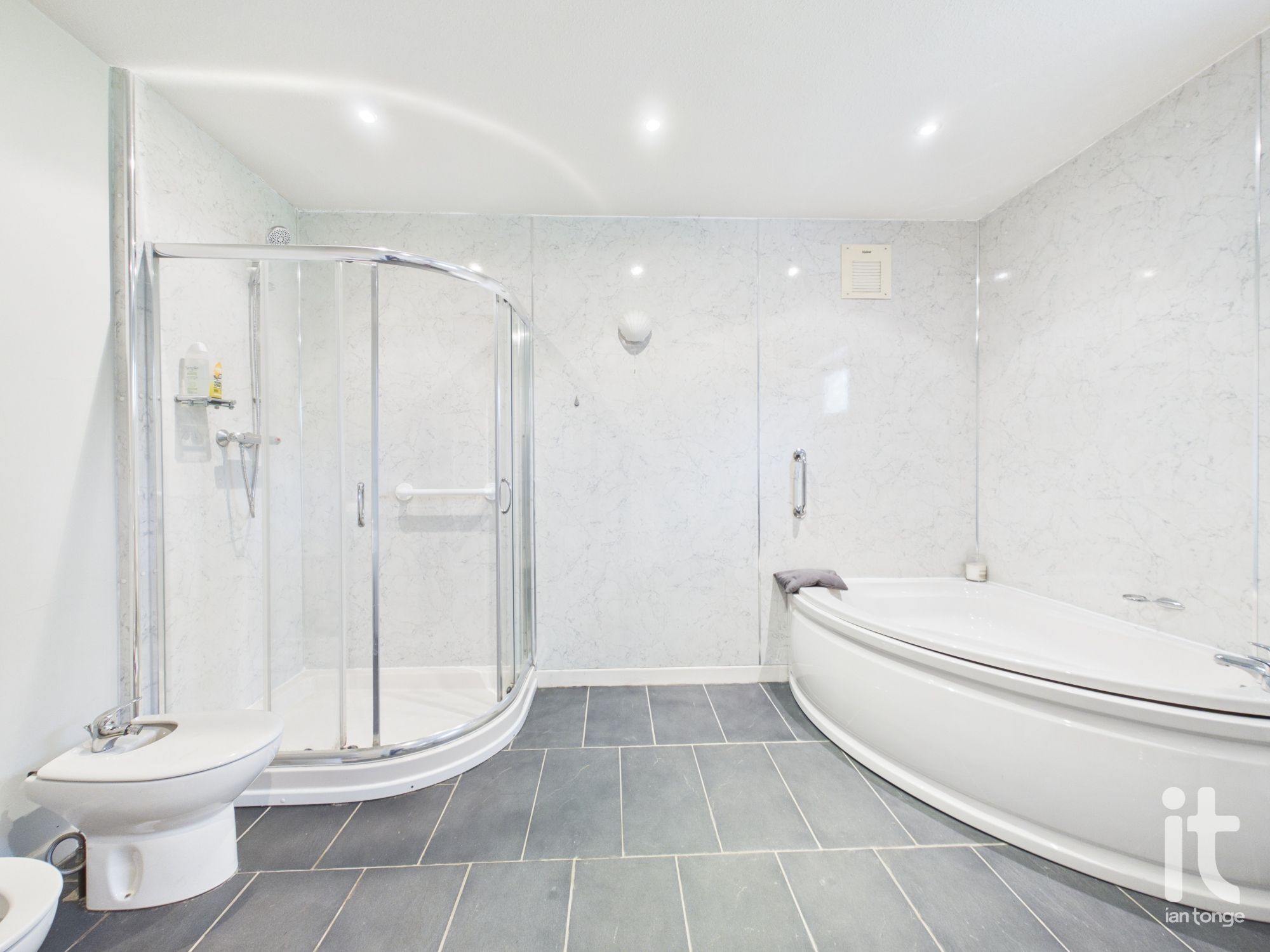 3 bedroom detached bungalow For Sale in Stockport - Photograph 15.