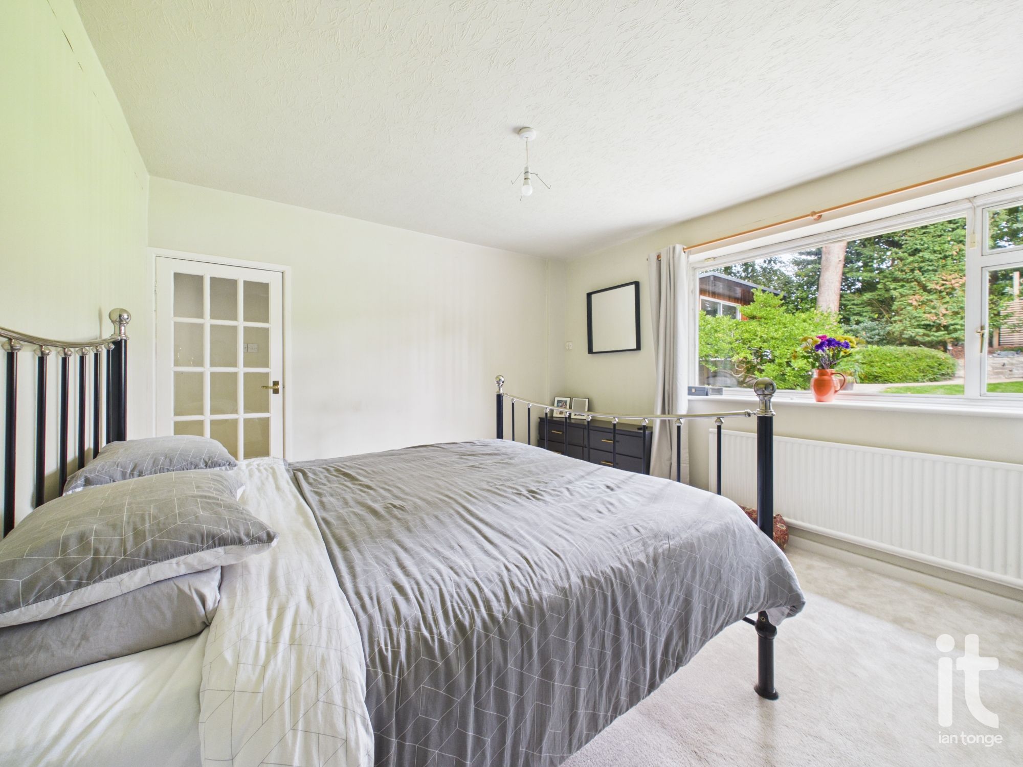 3 bedroom detached bungalow For Sale in Stockport - Photograph 4.