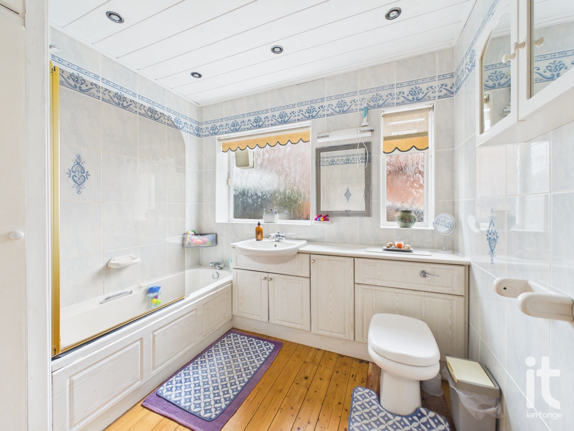 3 bedroom detached bungalow For Sale in Stockport - Photograph 18.