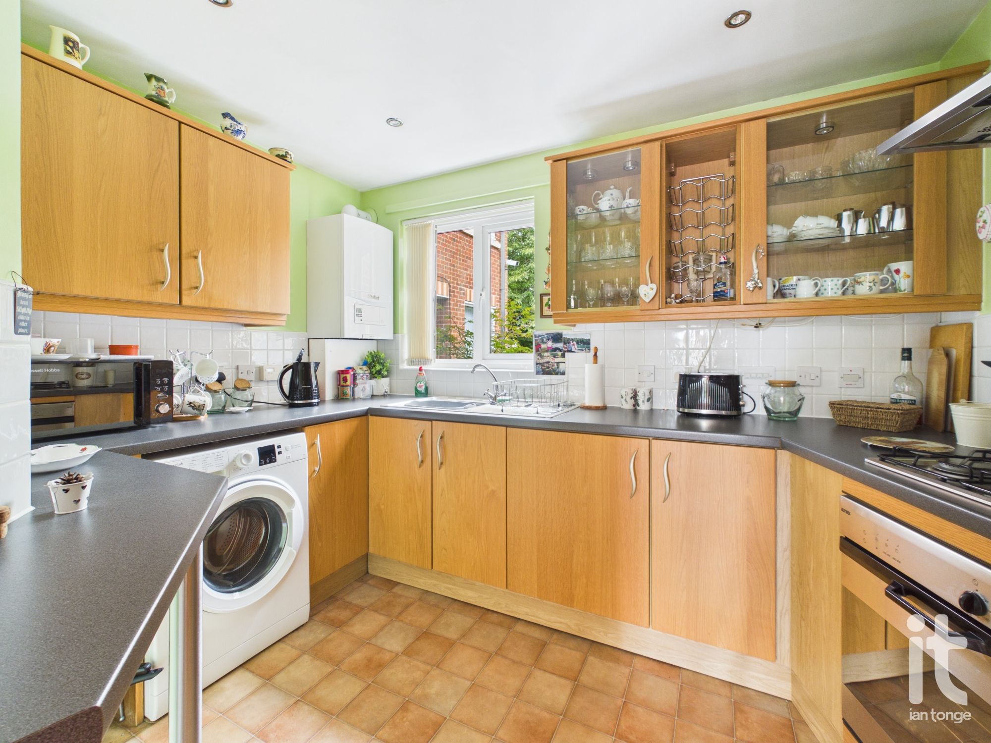 1 bedroom ground floor flat/apartment For Sale in Stockport - Photograph 8.