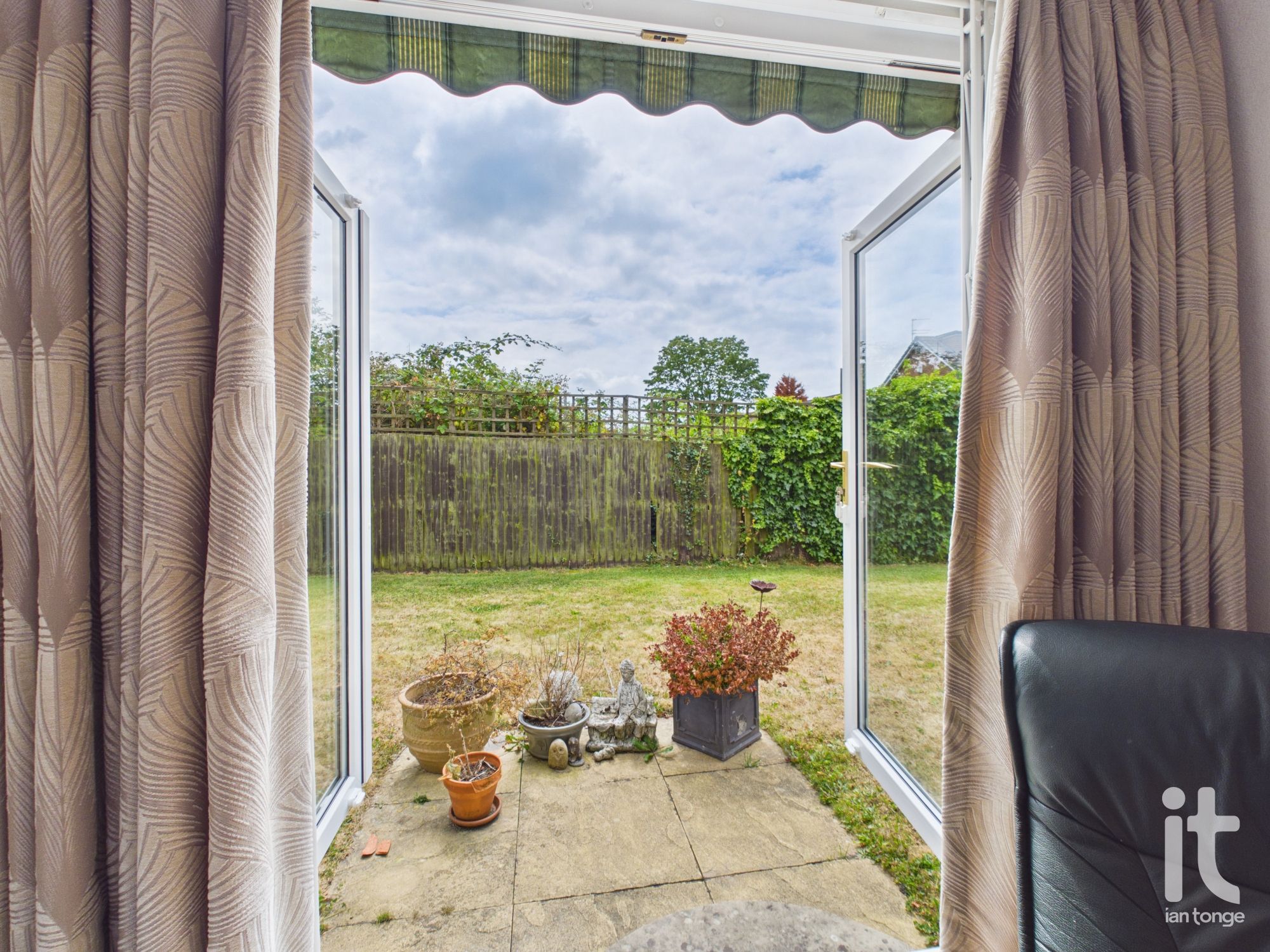 1 bedroom ground floor flat/apartment For Sale in Stockport - Photograph 5.