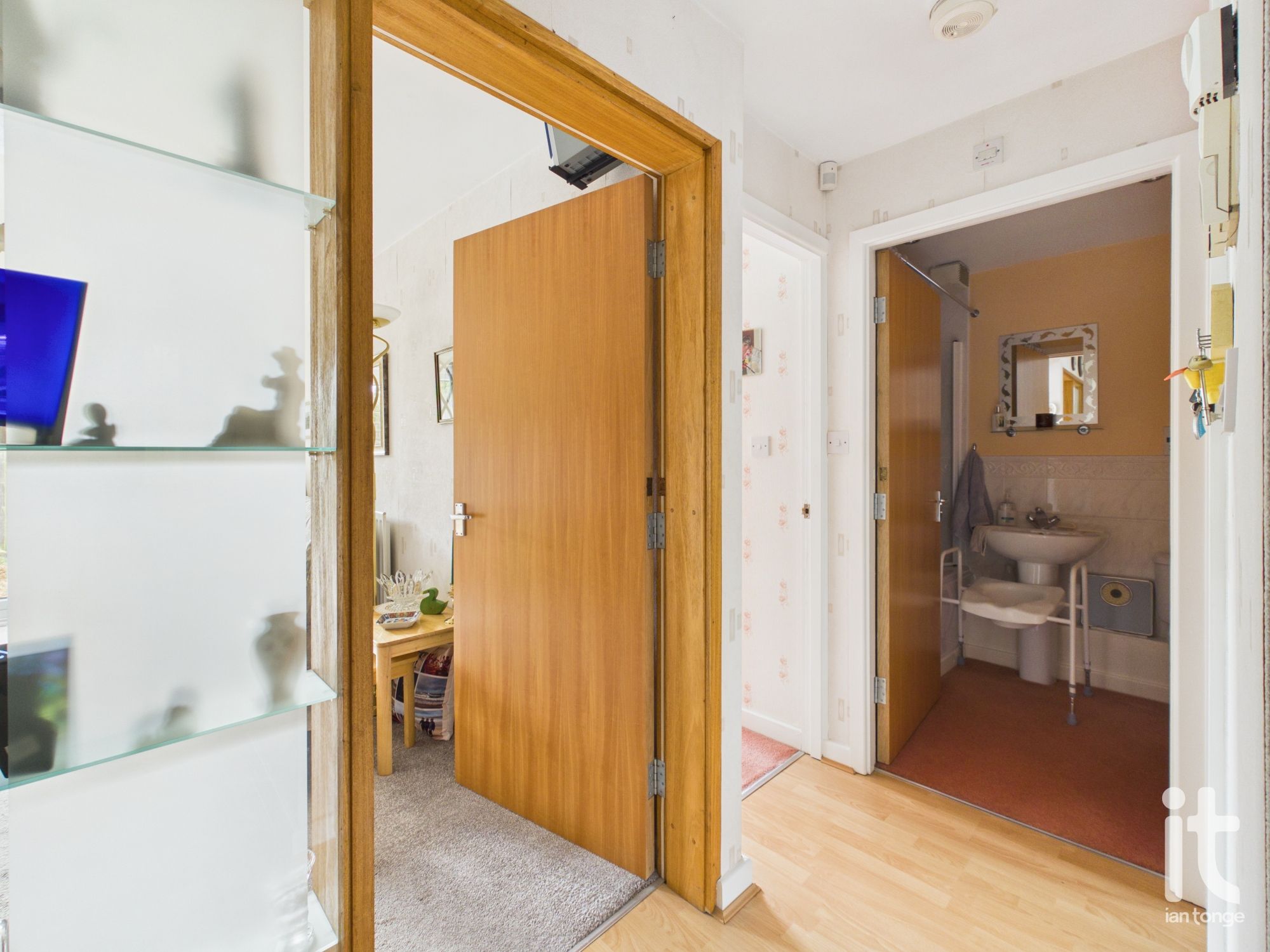 1 bedroom ground floor flat/apartment For Sale in Stockport - Photograph 7.