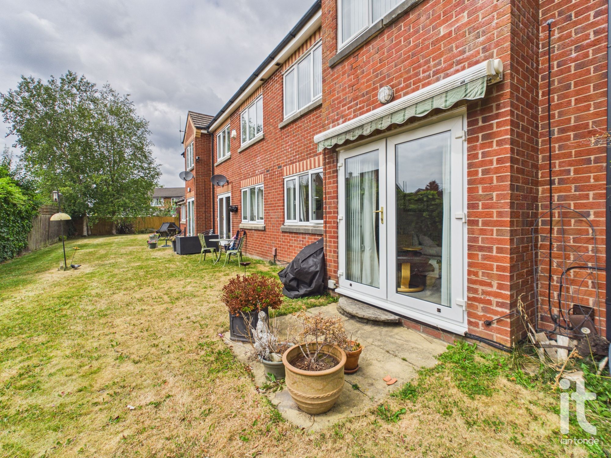 1 bedroom ground floor flat/apartment For Sale in Stockport - Photograph 15.