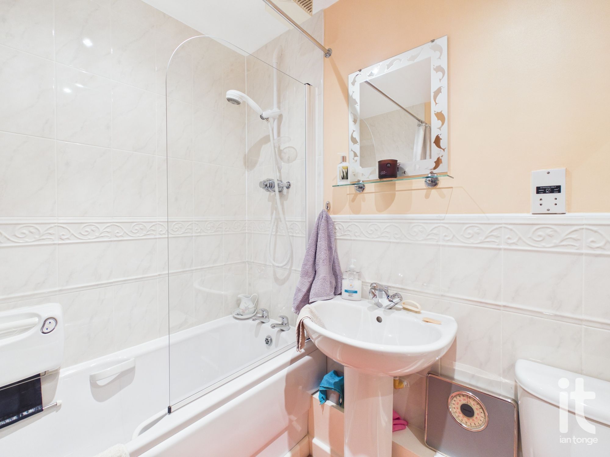 1 bedroom ground floor flat/apartment For Sale in Stockport - Photograph 13.