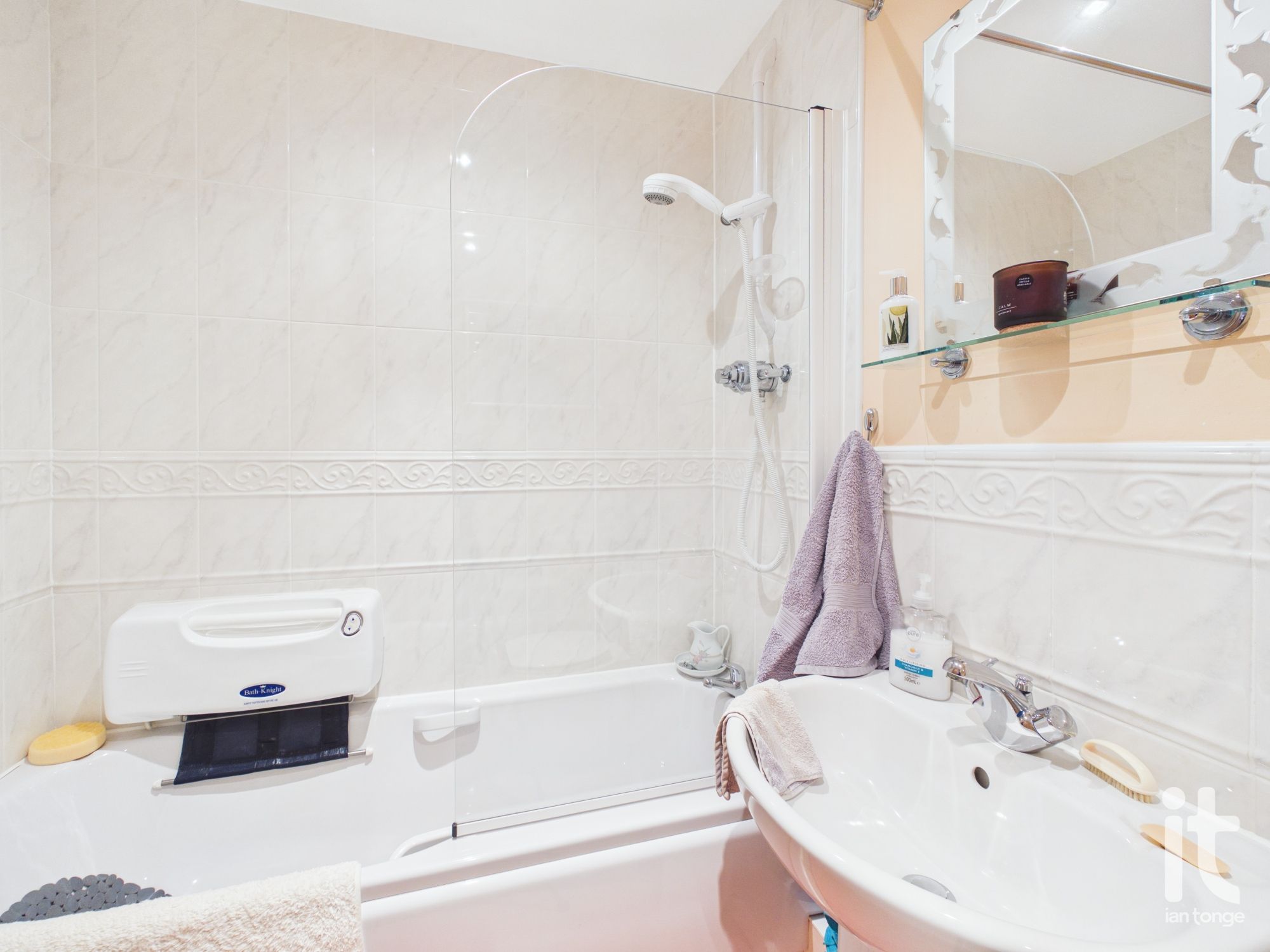 1 bedroom ground floor flat/apartment For Sale in Stockport - Photograph 14.
