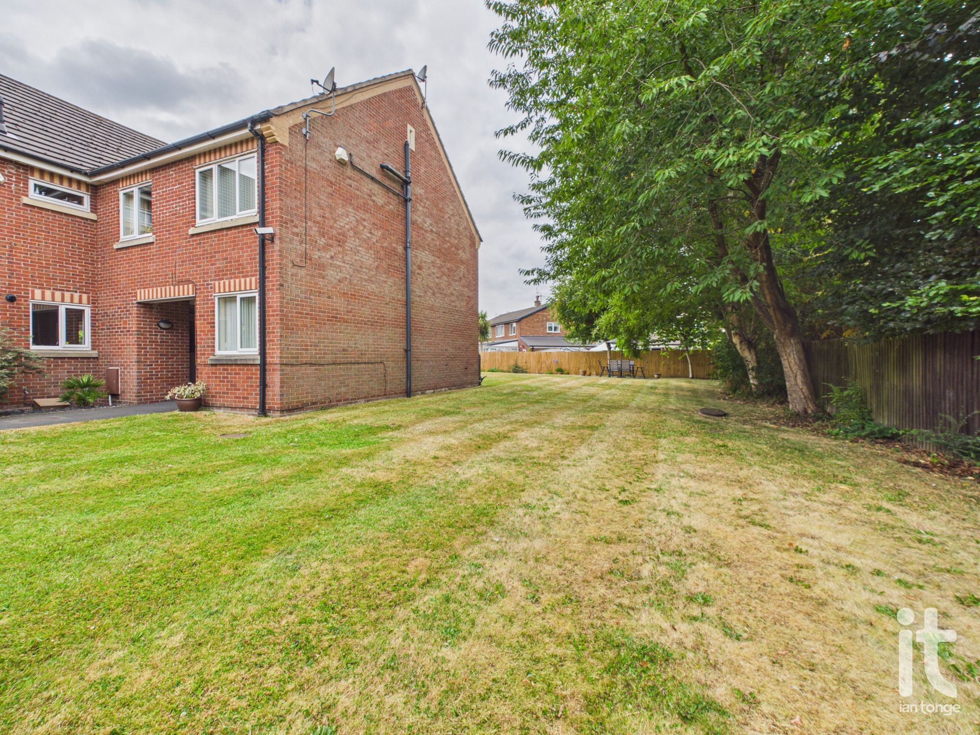 1 bedroom ground floor flat/apartment For Sale in Stockport - Photograph 18.