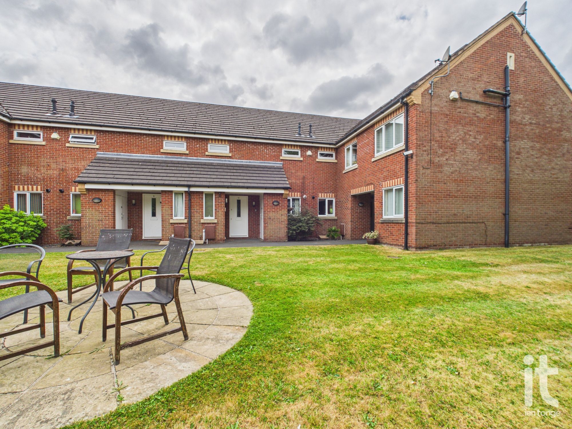 1 bedroom ground floor flat/apartment For Sale in Stockport - Property photograph.