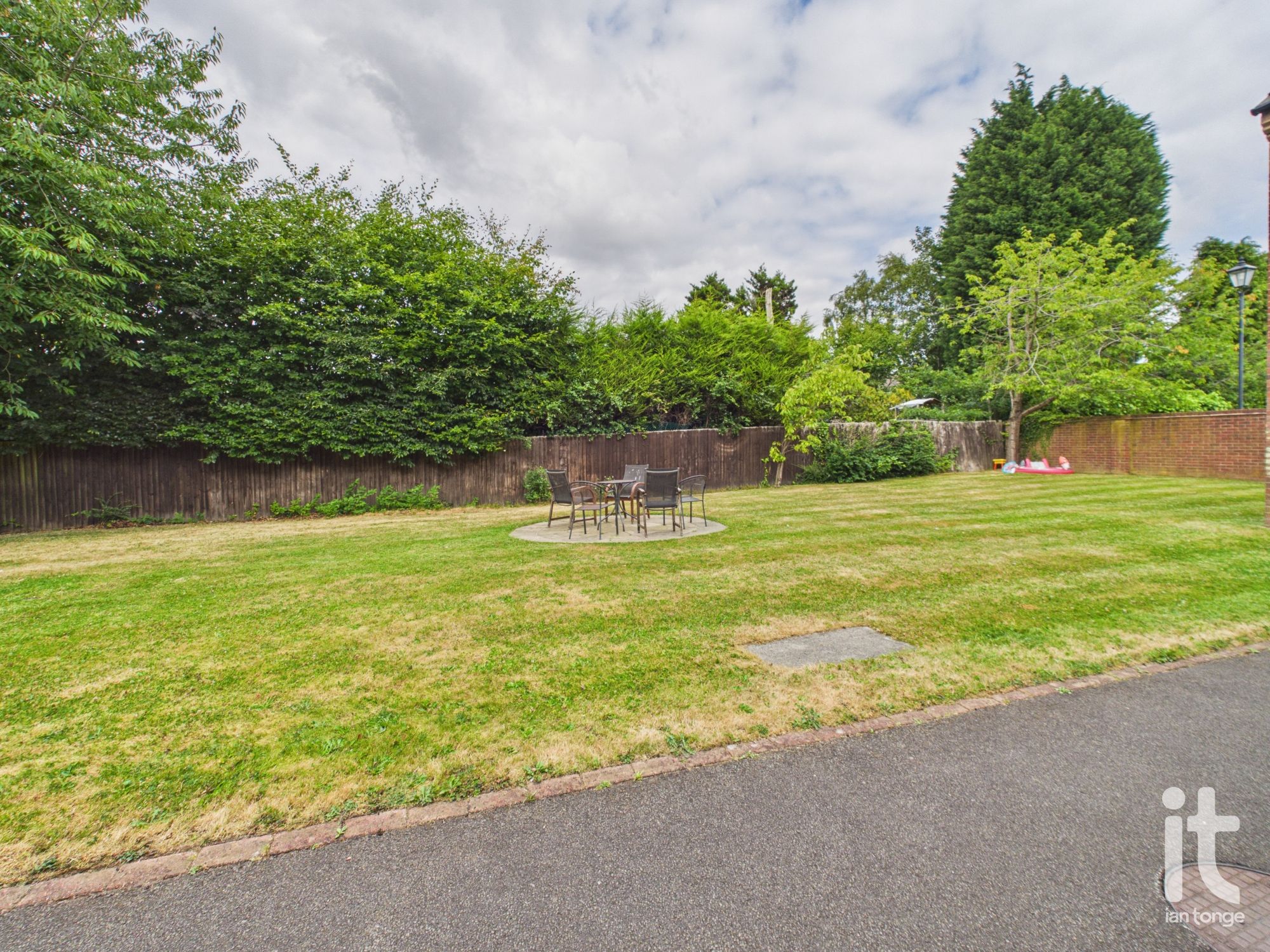 1 bedroom ground floor flat/apartment For Sale in Stockport - Photograph 17.