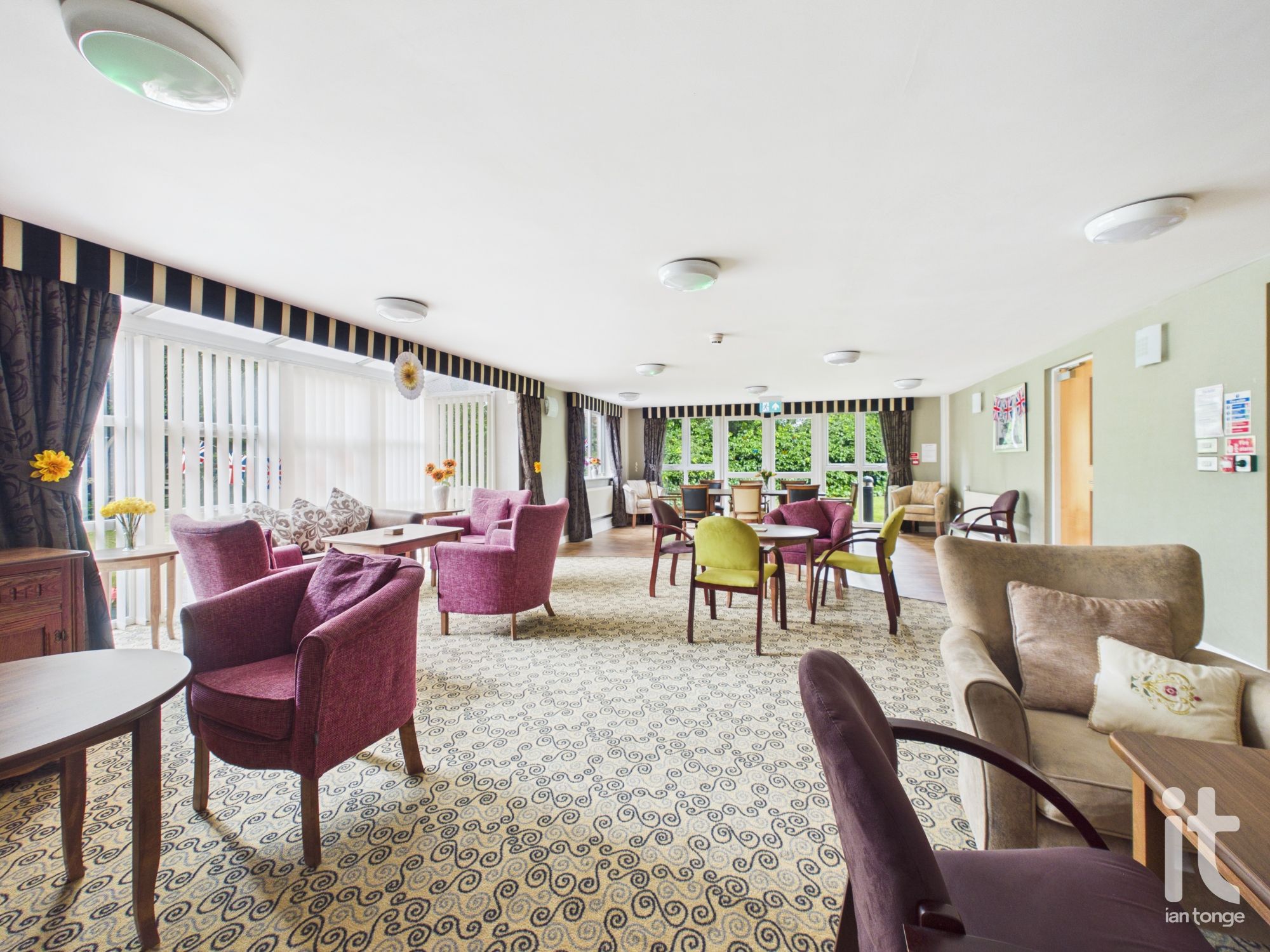 2 bedroom apartment flat/apartment For Sale in Stockport - Photograph 2.