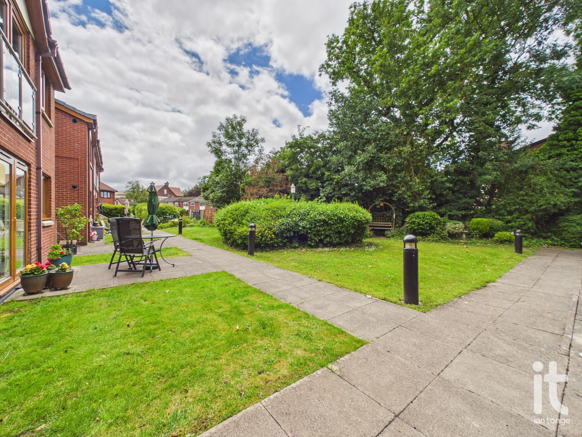 2 bedroom apartment flat/apartment For Sale in Stockport - Photograph 3.