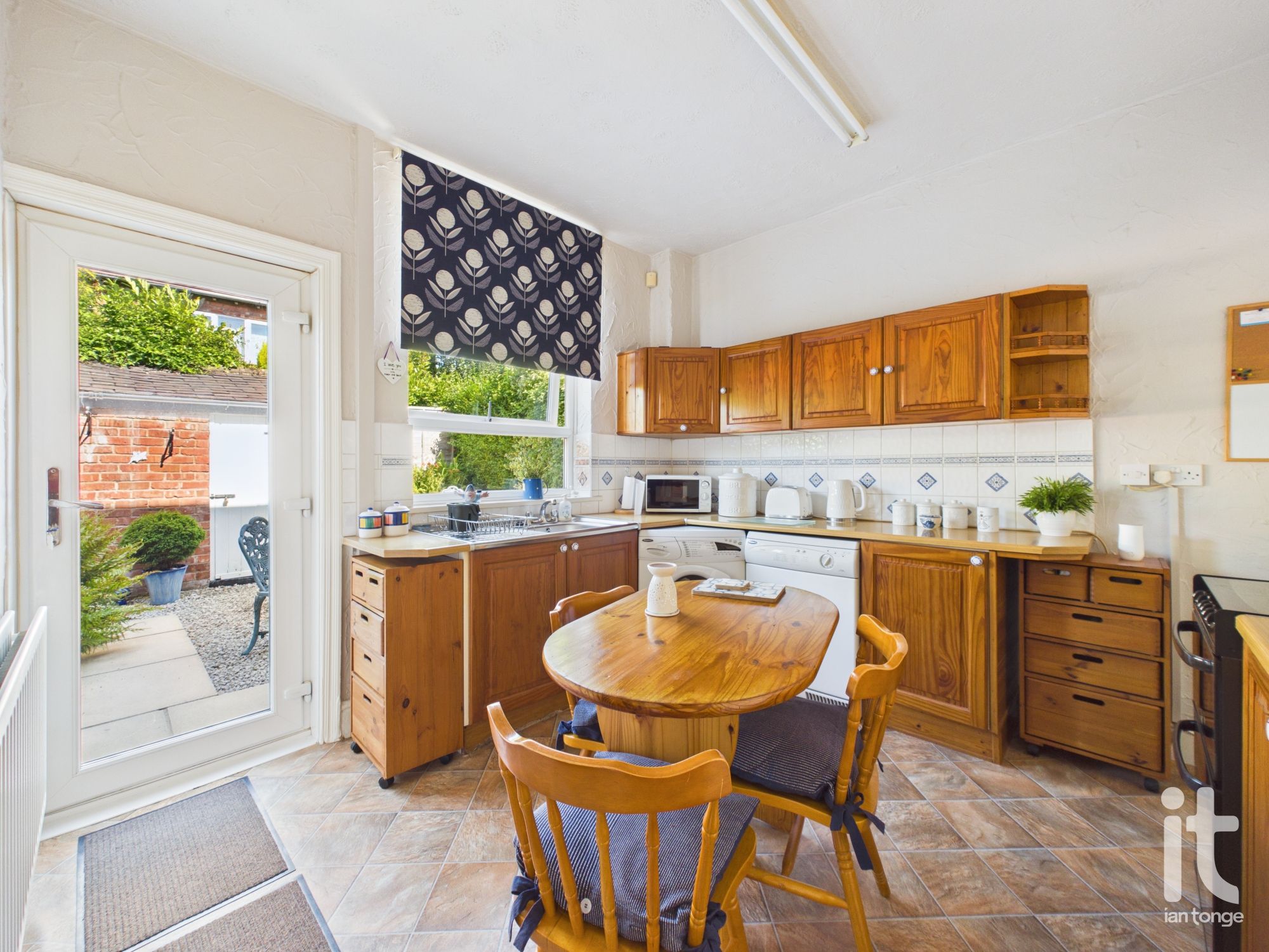 2 bedroom mid terraced house For Sale in Stockport - Property photograph.