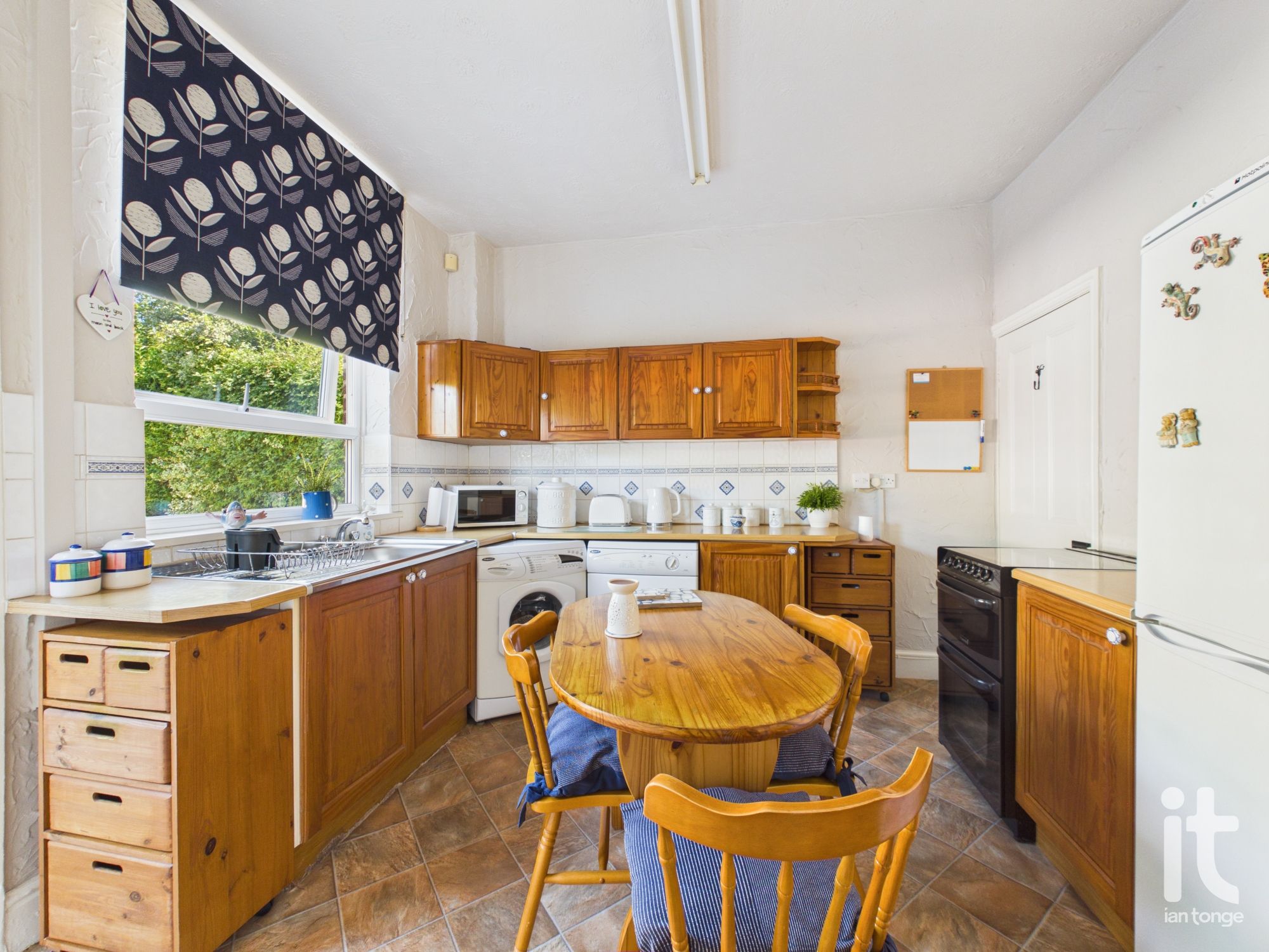 2 bedroom mid terraced house For Sale in Stockport - Photograph 6.