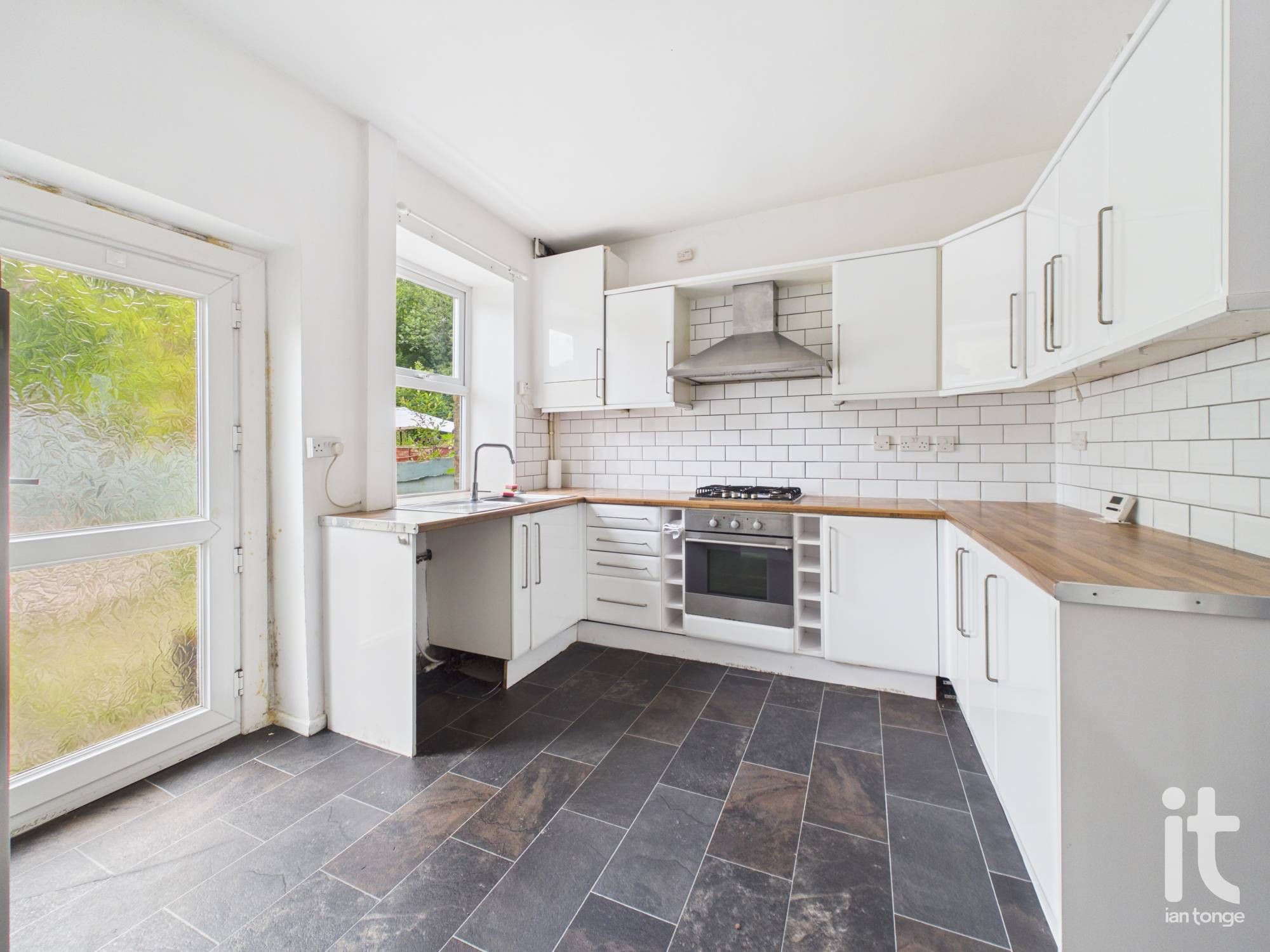 2 bedroom mid terraced house For Sale in High Peak - Photograph 4.