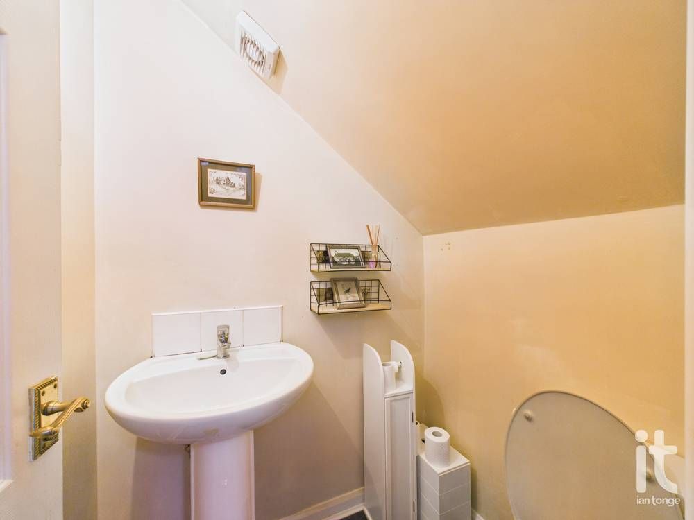 4 bedroom detached bungalow For Sale in Stockport - Photograph 15.