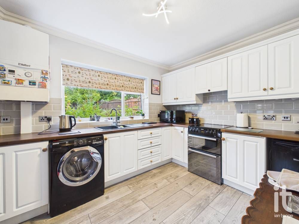 4 bedroom detached bungalow For Sale in Stockport - Property photograph.