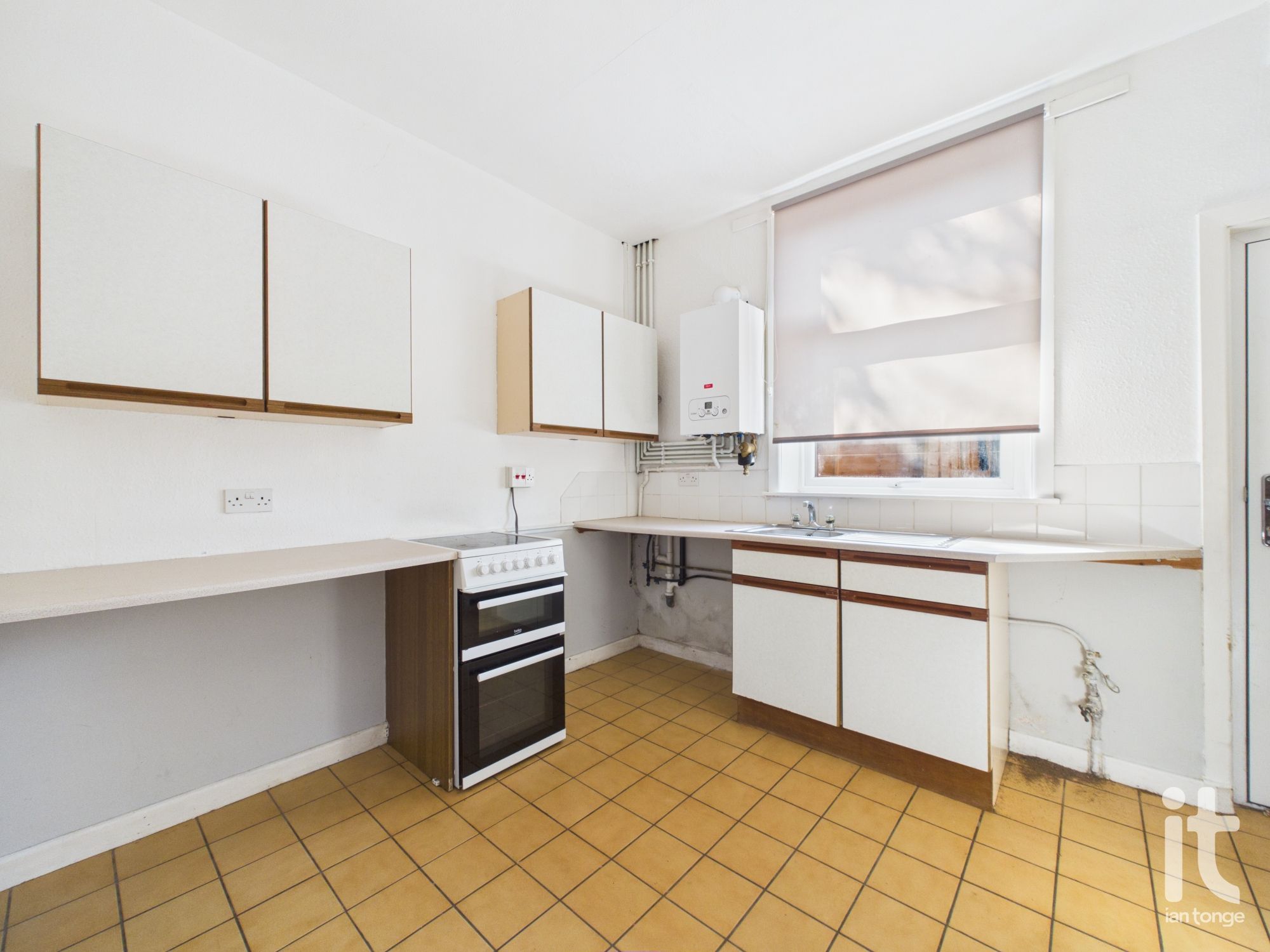 2 bedroom mid terraced house For Sale in Stockport - Property photograph.