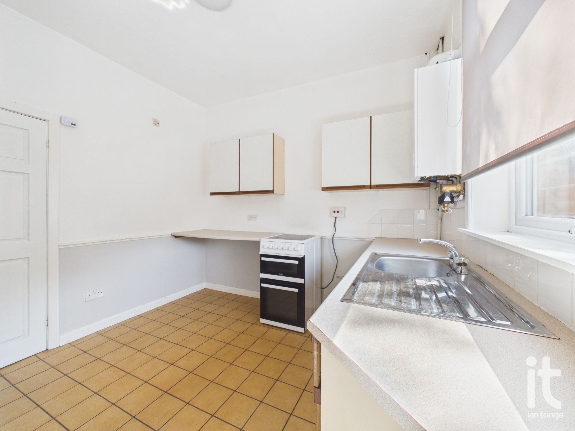 2 bedroom mid terraced house For Sale in Stockport - Photograph 4.
