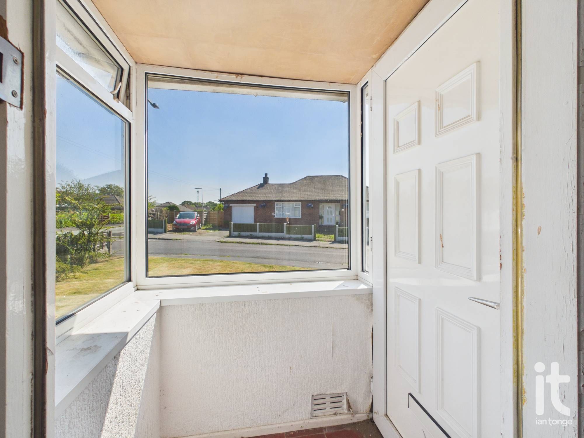 2 bedroom detached bungalow For Sale in Stockport - Photograph 4.