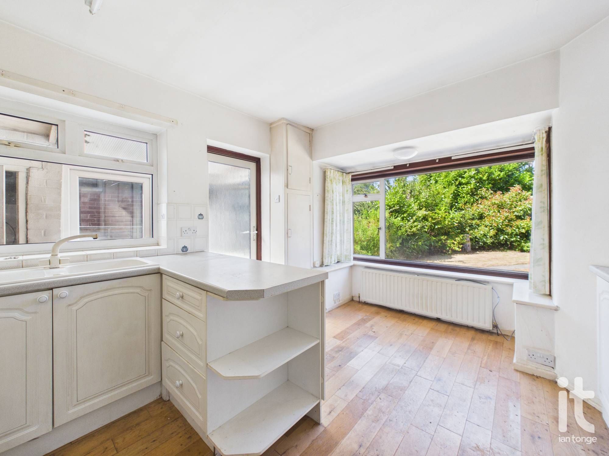 2 bedroom detached bungalow For Sale in Stockport - Photograph 7.