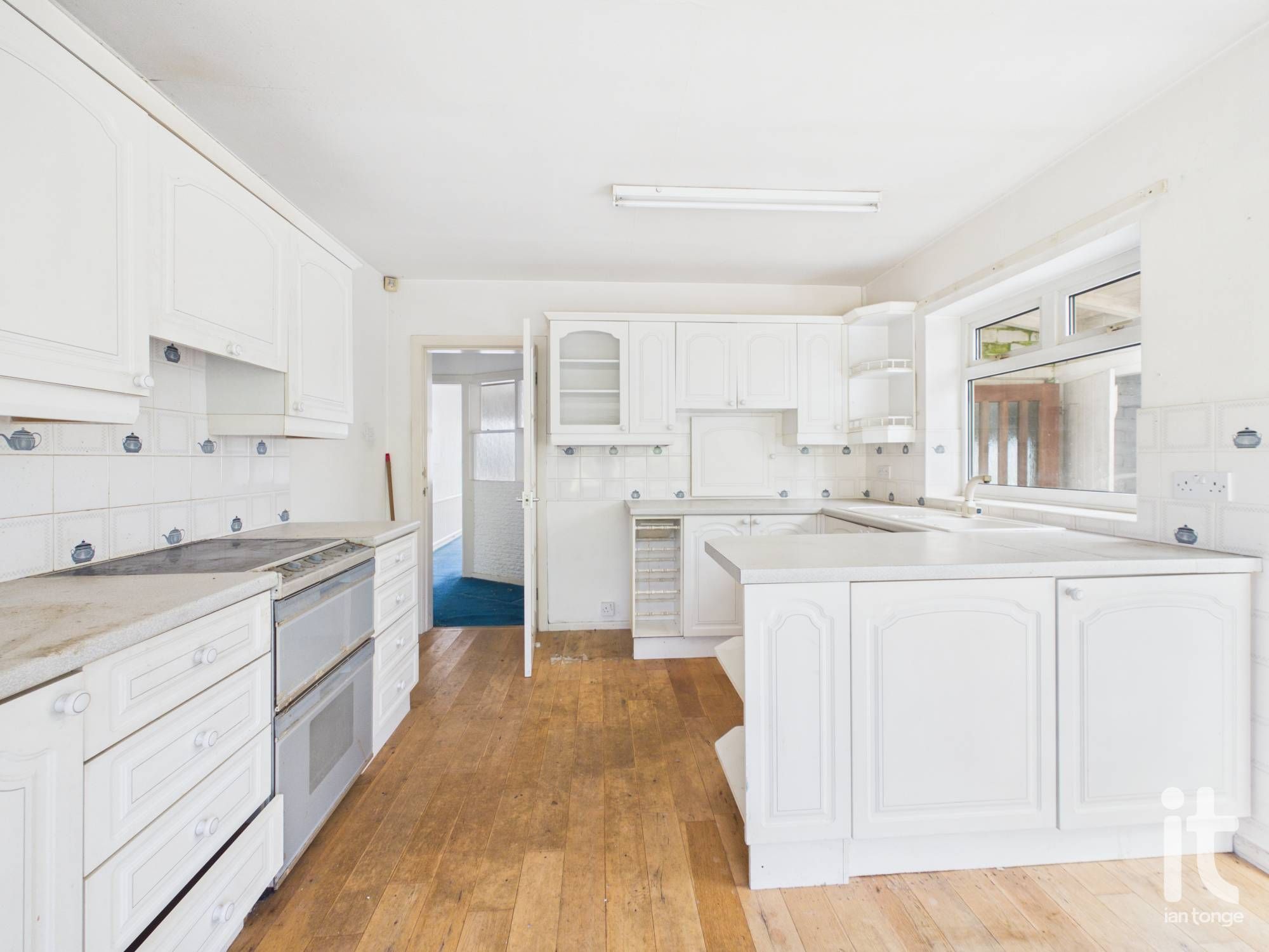 2 bedroom detached bungalow For Sale in Stockport - Photograph 8.