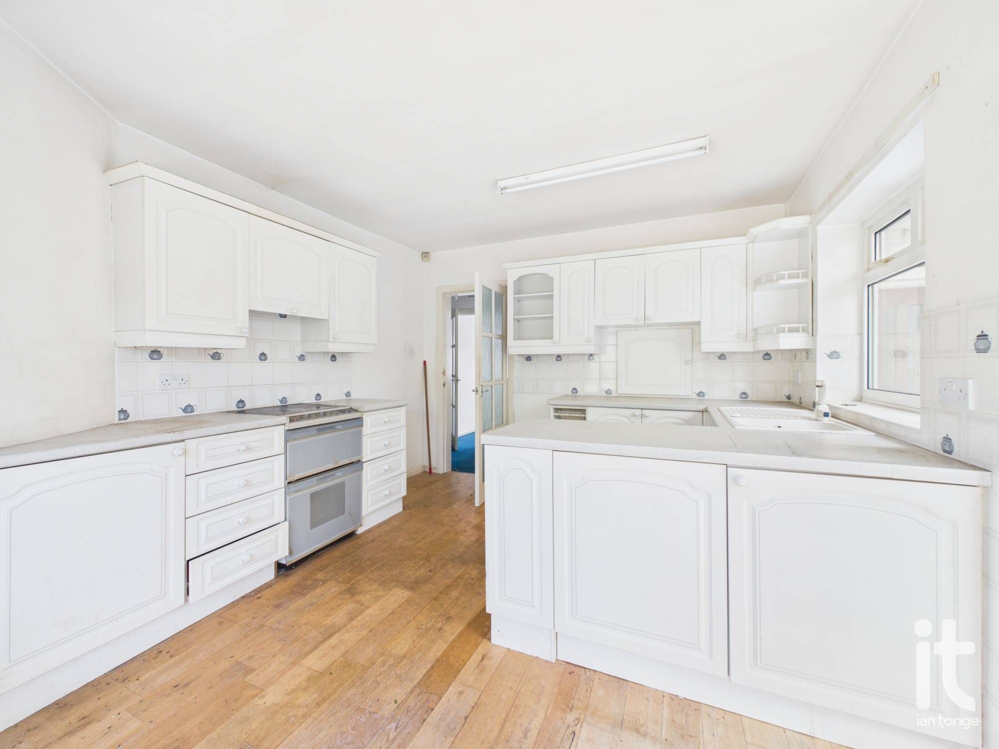 2 bedroom detached bungalow For Sale in Stockport - Property photograph.