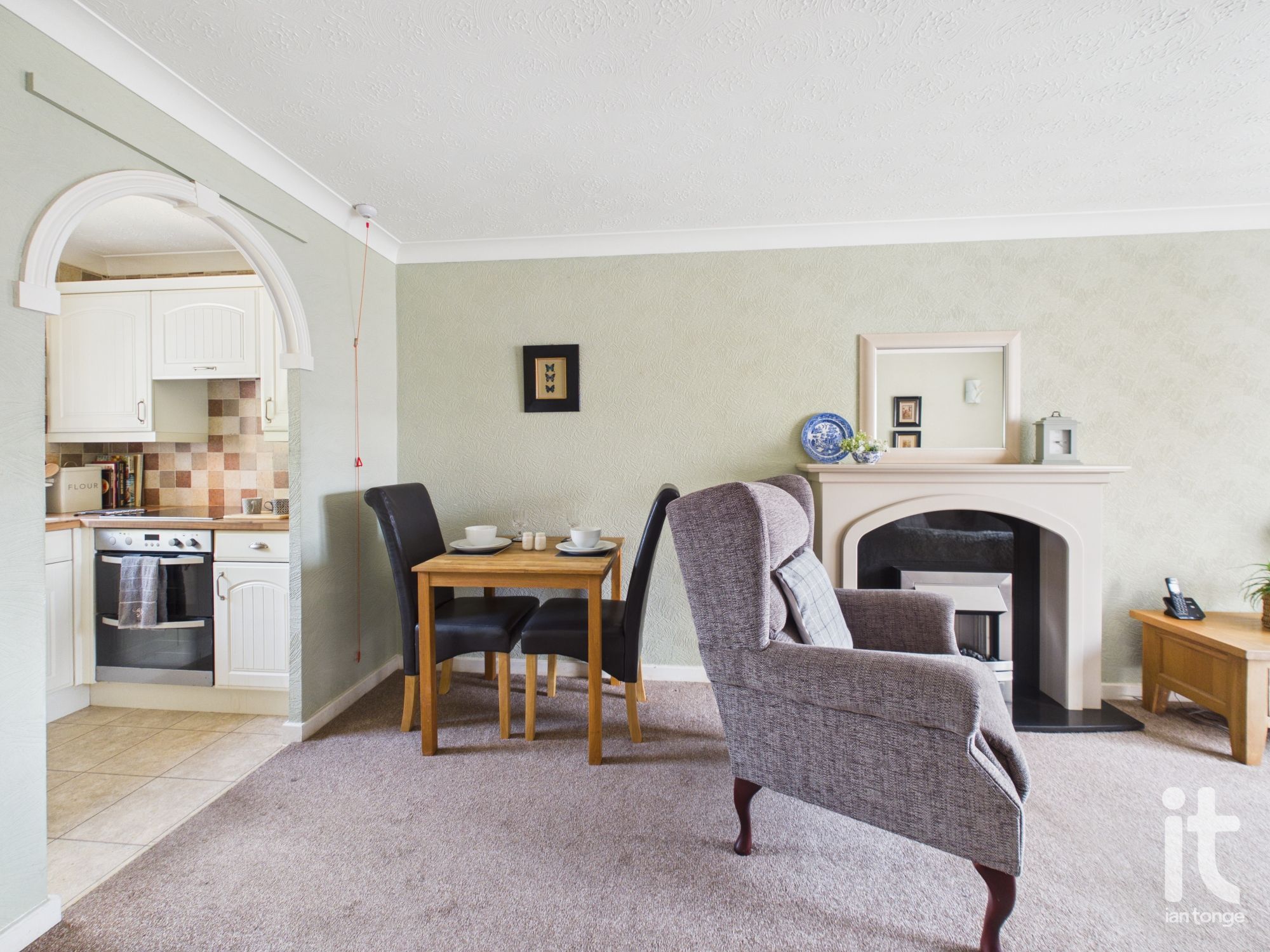 1 bedroom ground floor flat/apartment For Sale in Stockport - Photograph 2.