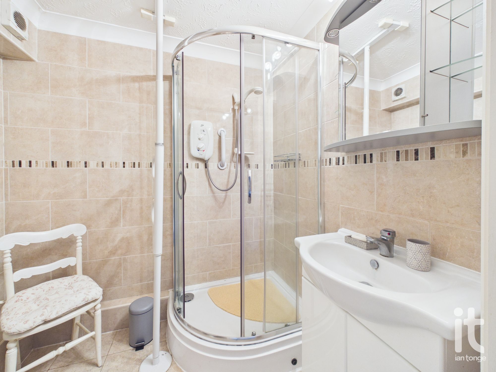 1 bedroom ground floor flat/apartment For Sale in Stockport - Photograph 7.