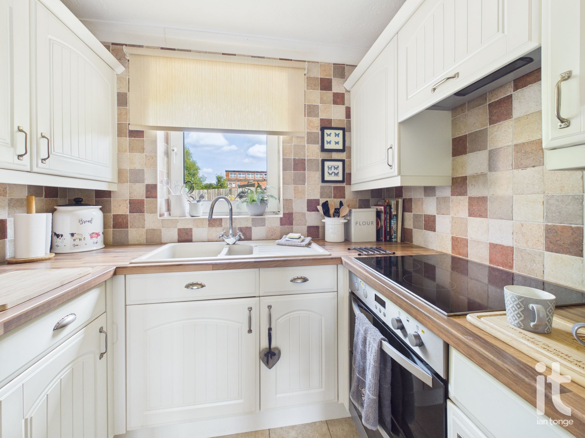 1 bedroom ground floor flat/apartment For Sale in Stockport - Photograph 4.