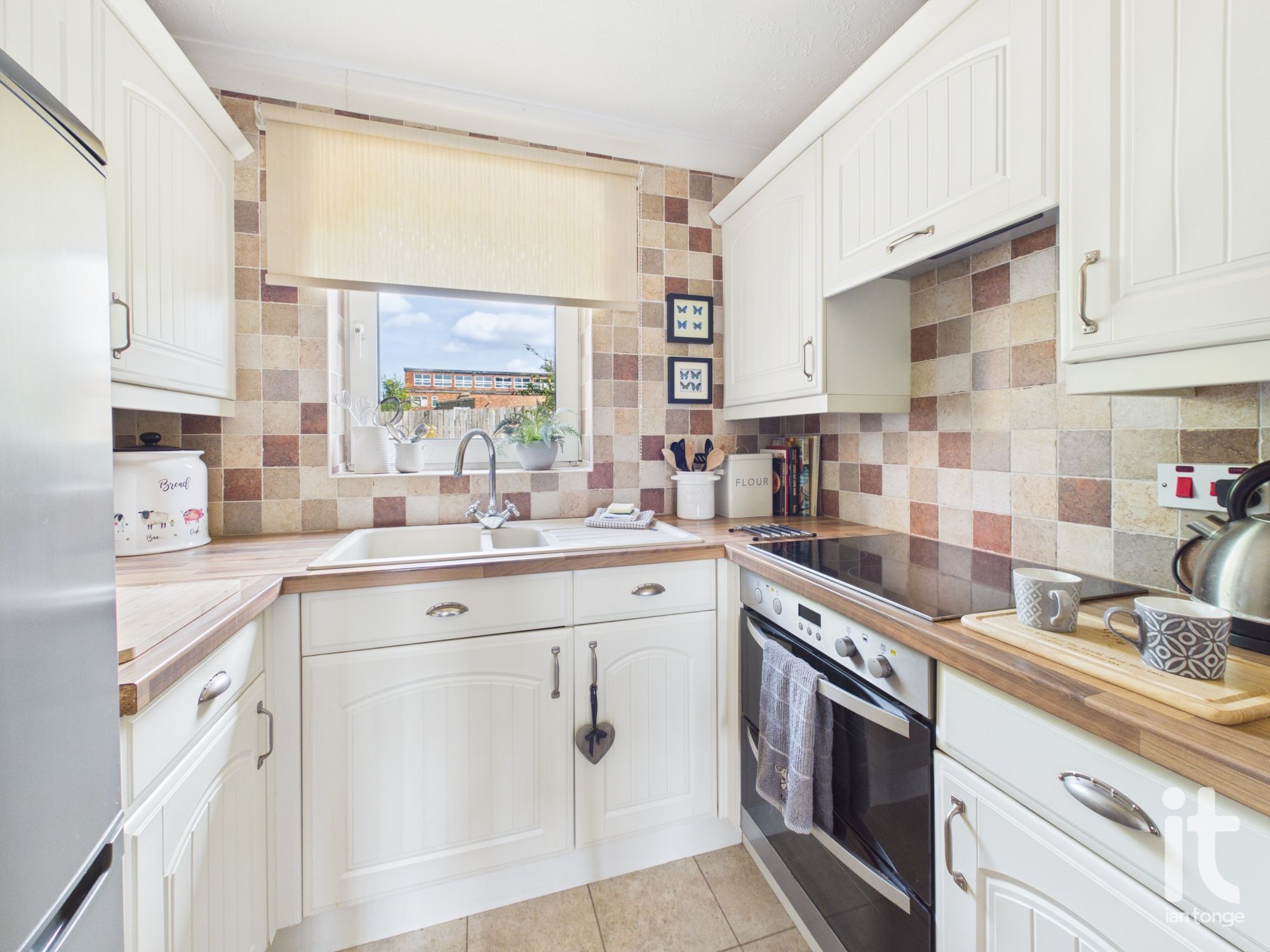 1 bedroom ground floor flat/apartment For Sale in Stockport - Photograph 5.