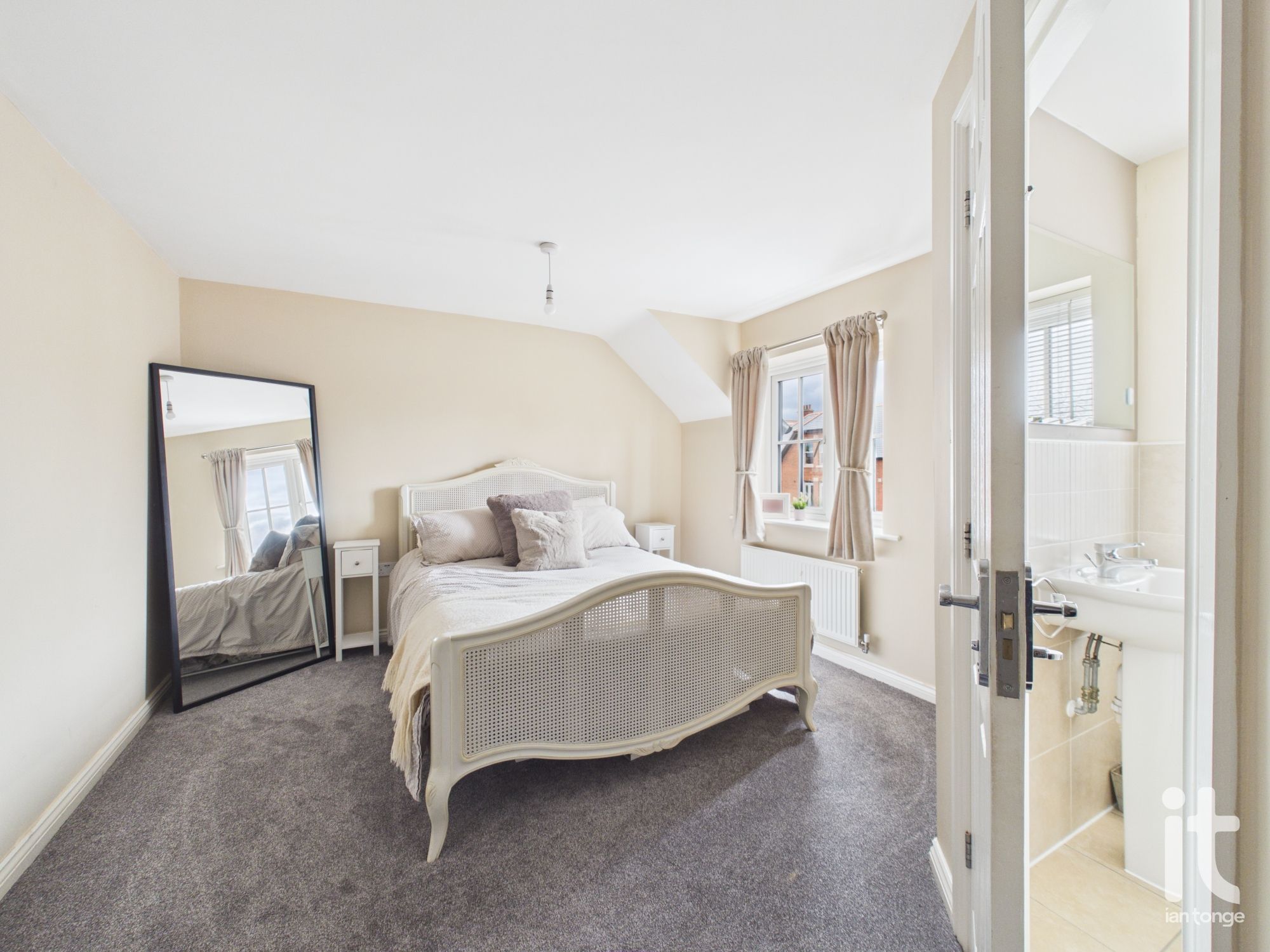 4 bedroom town house For Sale in Stockport - Photograph 37.